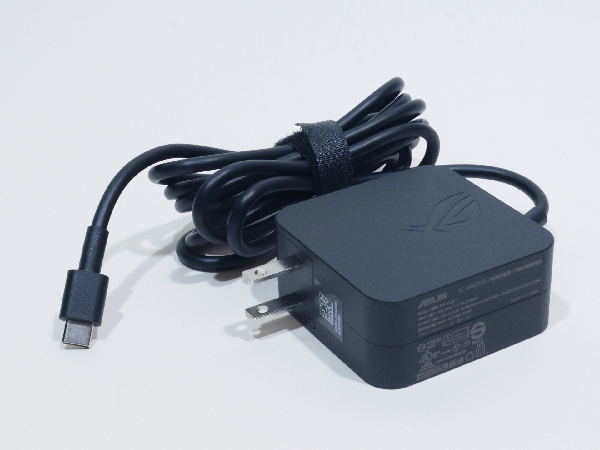 最大出力65WのUSB PD ACアダプターが付属