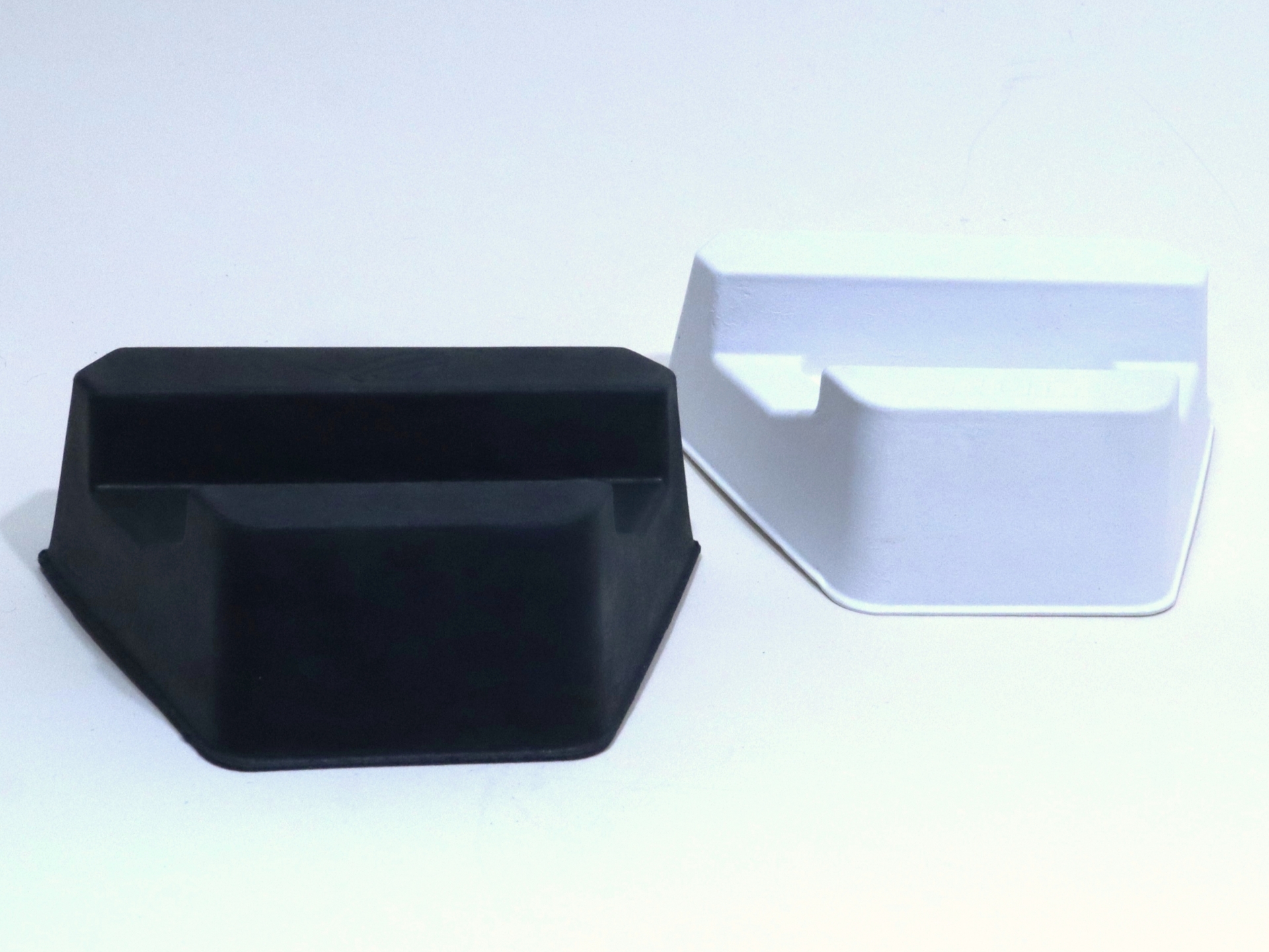 紙製のスタンドが付属。紙製ながら安っぽさは感じず、使いやすい形状となっている