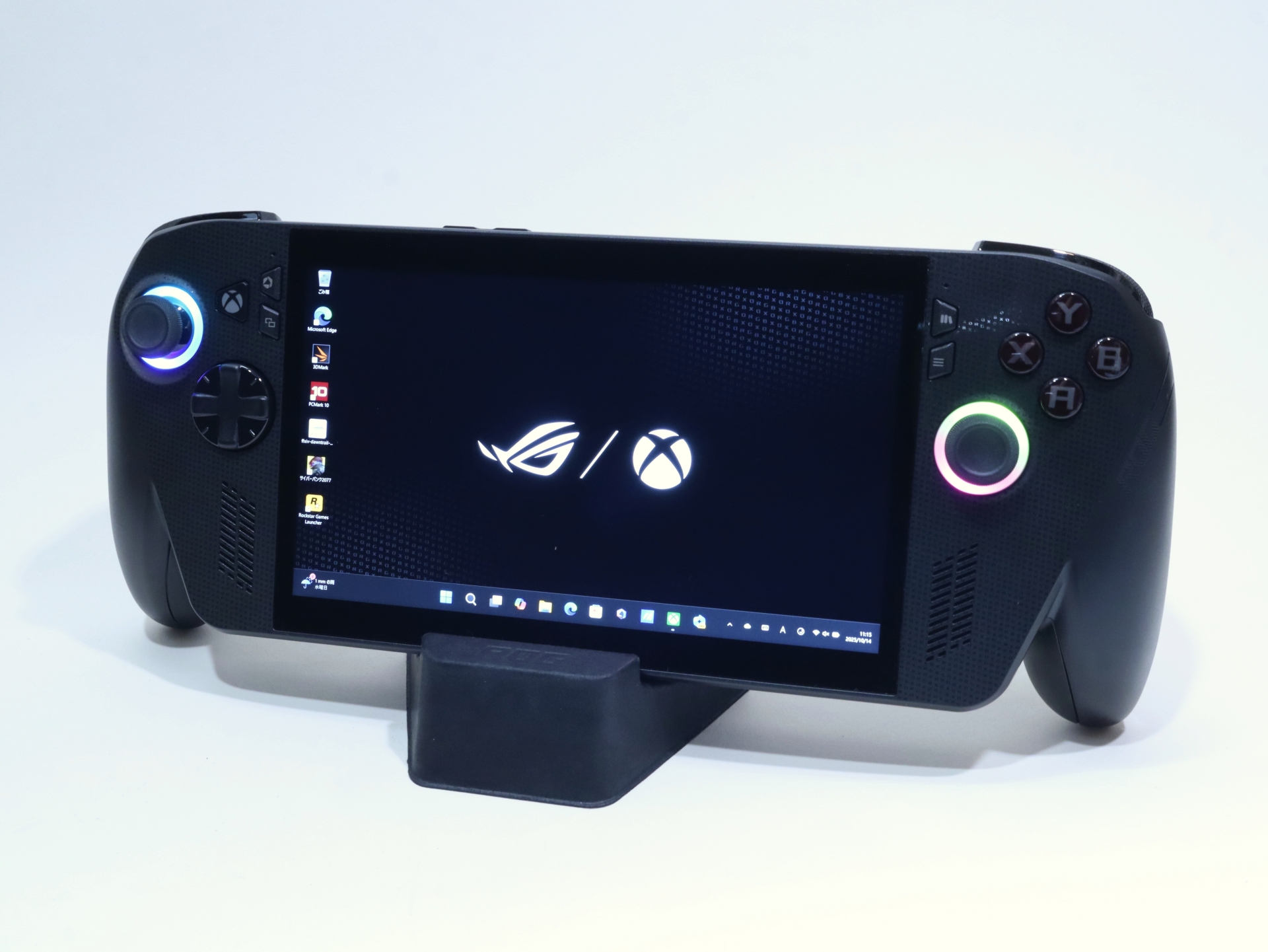 「ROG Xbox Ally X」本体。構成はオーソドックスなポータブルゲーミングPCと同じ