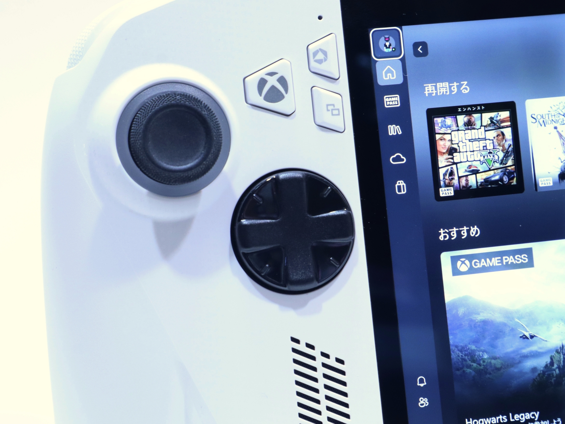 本体左側にはアナログスティックと十字キー、機能ボタン2つと「X」ボタン、下部にはスピーカーを備える