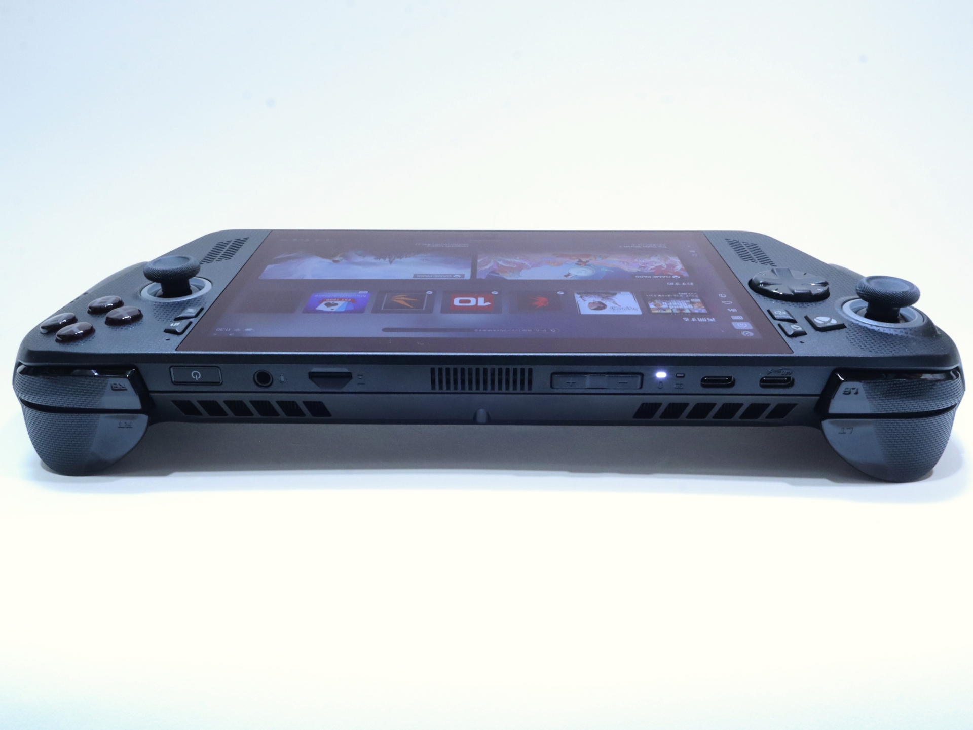 天面部には電源ボタン、3.5㎜音声出力、microSDカードスロット、ボリュームボタン、USB Type-C端子を2系統備えるほか、両端にはLT/RTトリガーとLB/RBボタンを備える