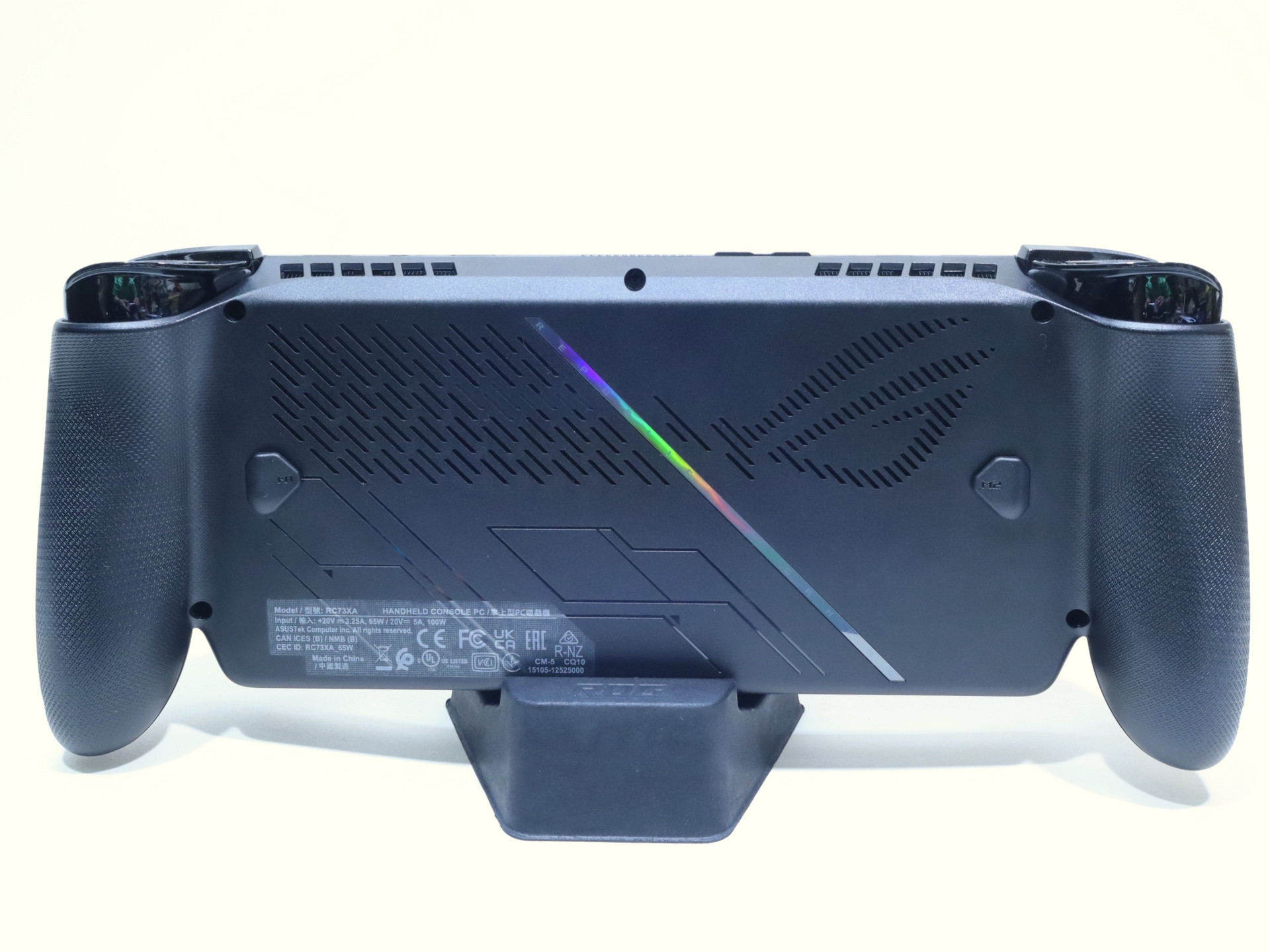 本体背面には追加ボタンを両側にそれぞれ1つずつ備える。グリップから少し離れた位置にあり、グリップを握っても触れない位置に配置されている