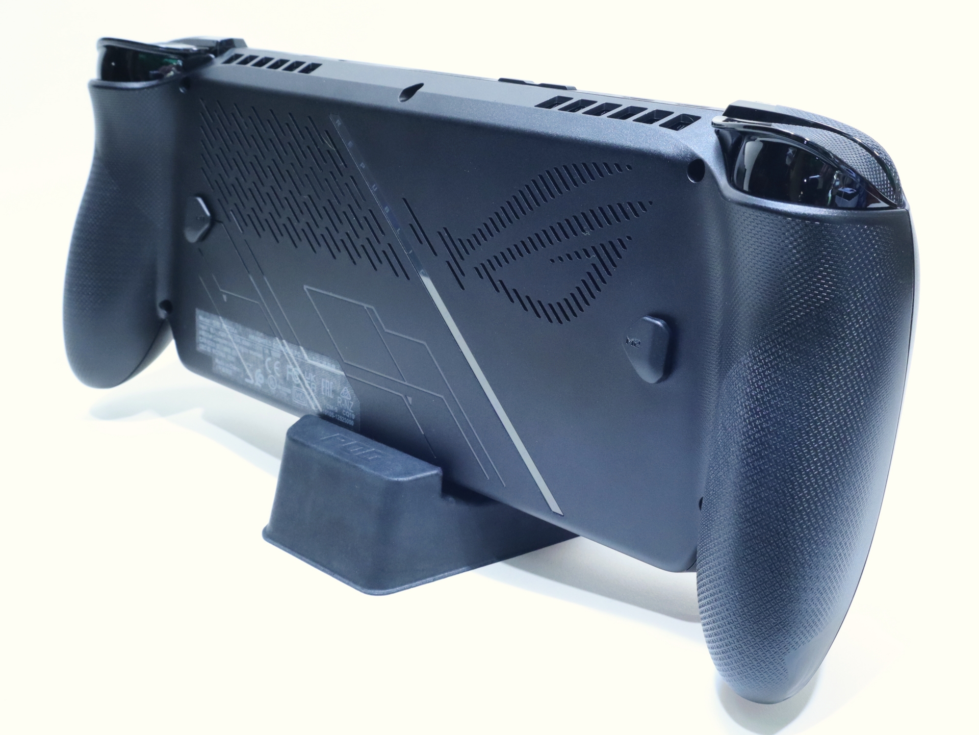 「ROG Xbox Ally/Ally X」最大の特徴の1つであるグリップ部はとても手になじむ形状となっている