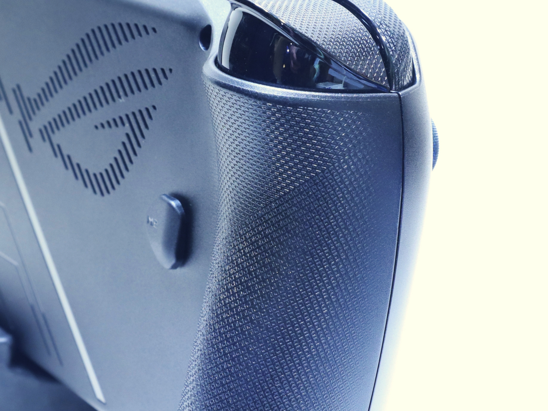 グリップ背面部のみ細かい四角が彫り込まれた意匠が施されており、このザラザラ感がとても触り心地がよく、滑り止めにもなっている