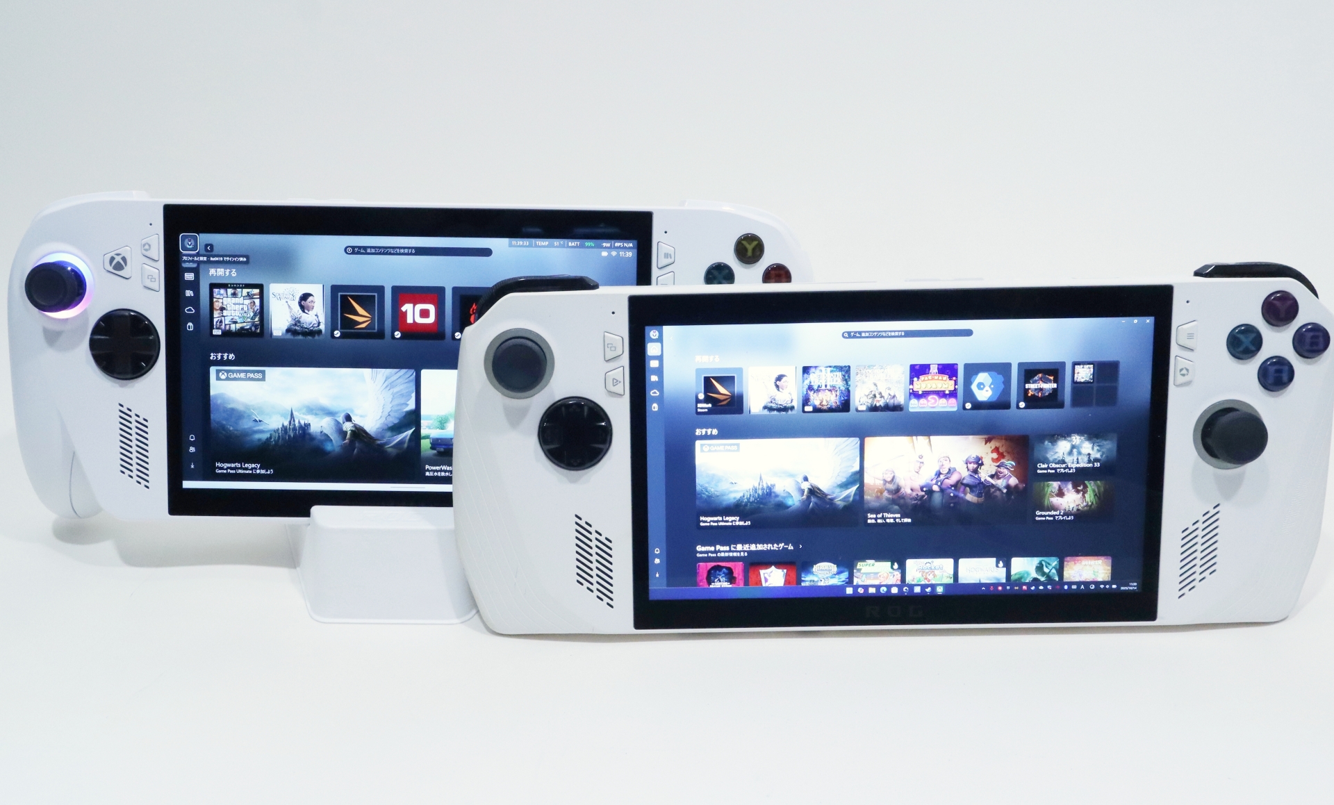 筆者手持ちの初代「ROG Ally」（右）と並べたところ。正面から見ると板のような平たい形状の「ROG Ally」（左）に対して、「ROG Xbox Ally」のグリップ形状が際立つ