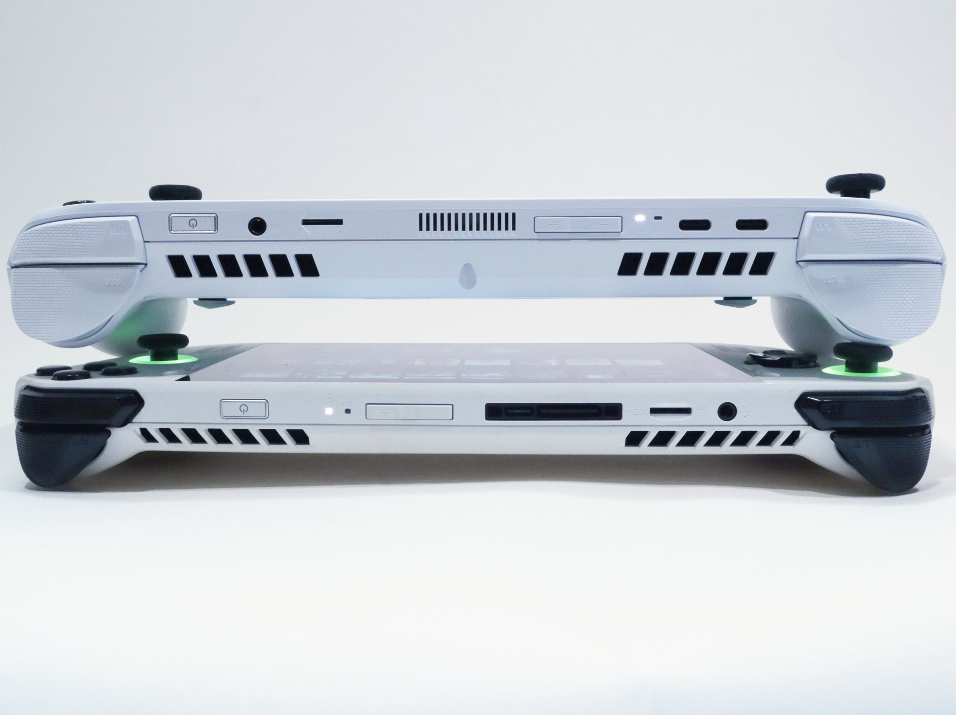 「ROG Ally」の上に「ROG Xbox Ally」を載せてみた。写真で見ると伝わりにくい面もあるが、実機を見ていると「ROG Xbox Ally」の厚みがかなり増しているのが分かる