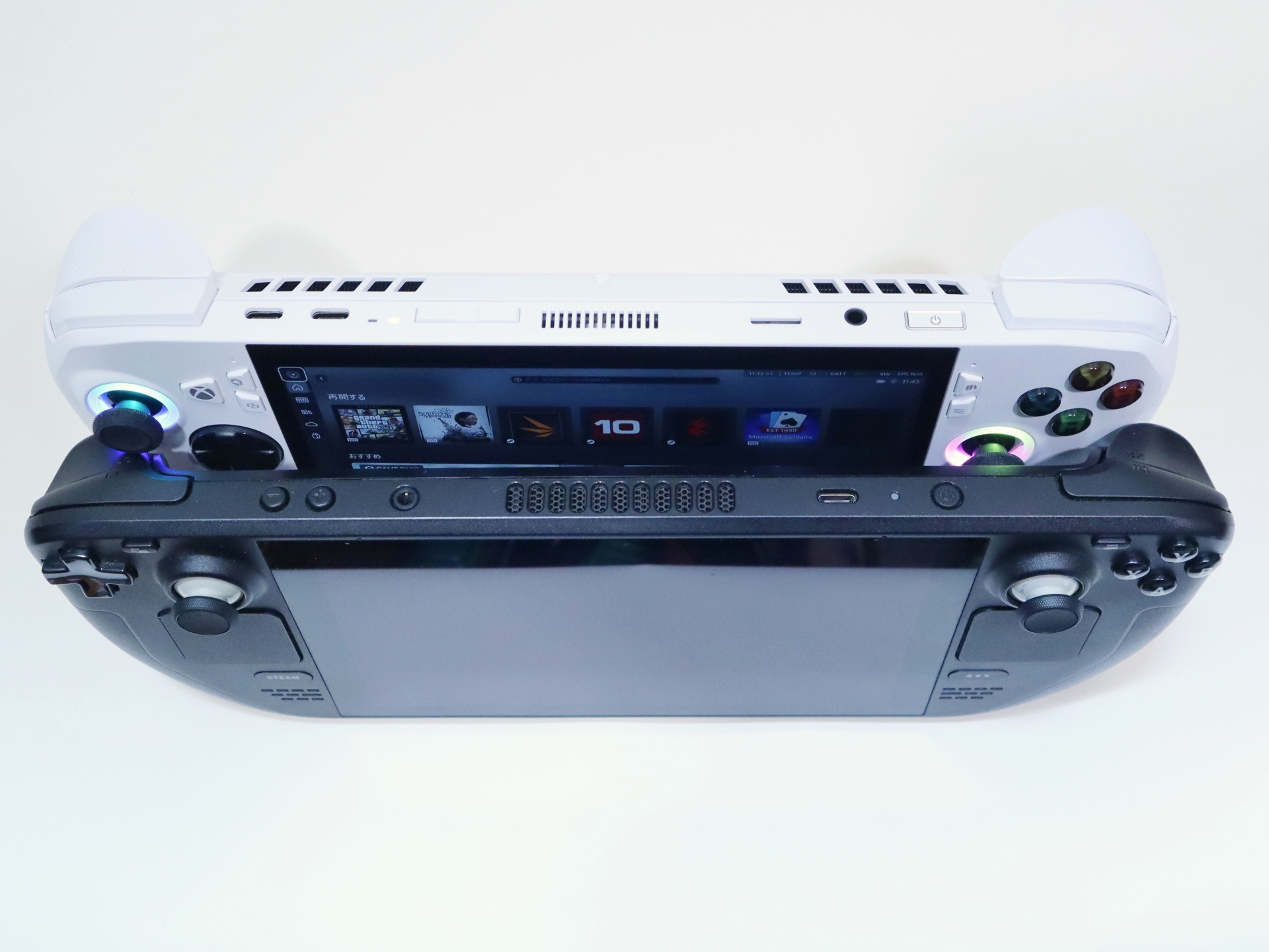 縦に並べてみると、本体部の厚みの違いがよく見える