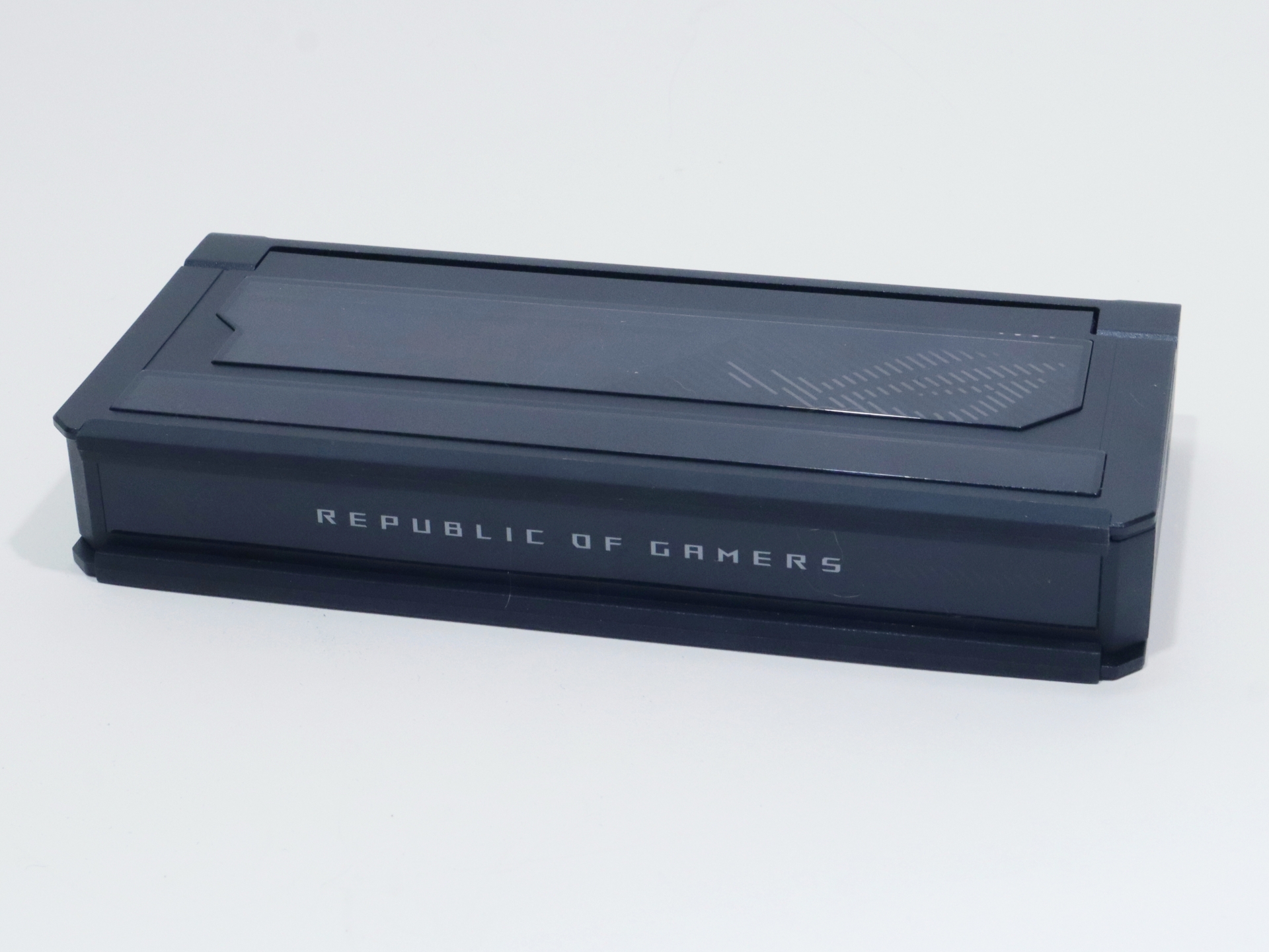 本体は重量感もあり、シンプルな形状