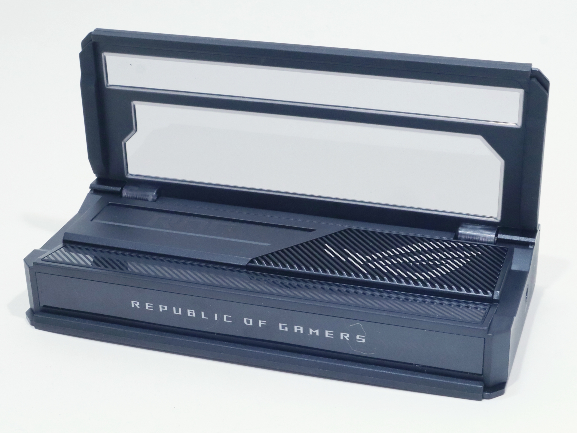 角度調整可能な透明フリップカバーを備えており、利用時には開いて本体を支える壁として使用する