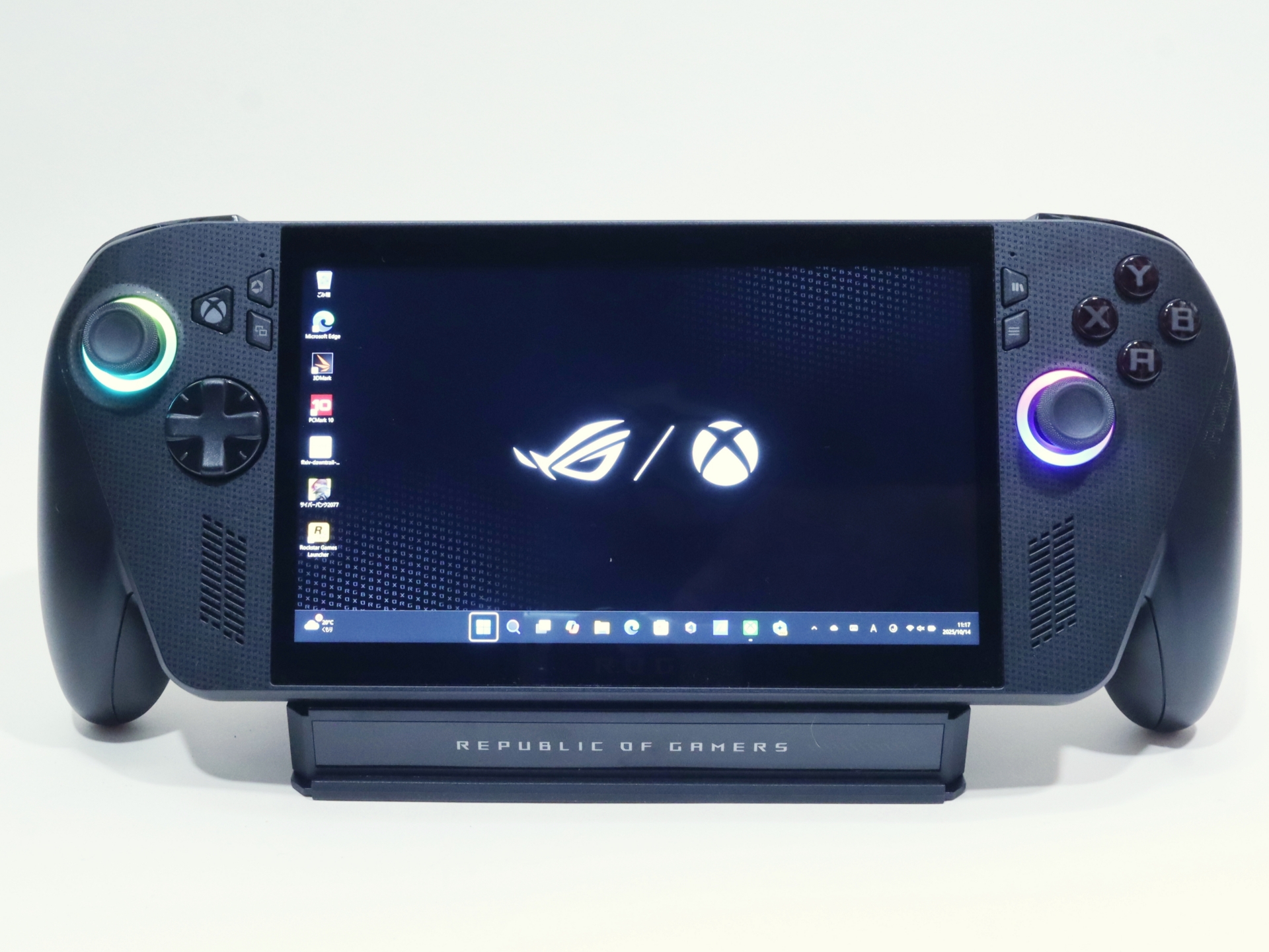 「ROG Xbox Ally X」を搭載したところ。上部手前の部分がラバー素材のため、滑りにくく安定して載せられる