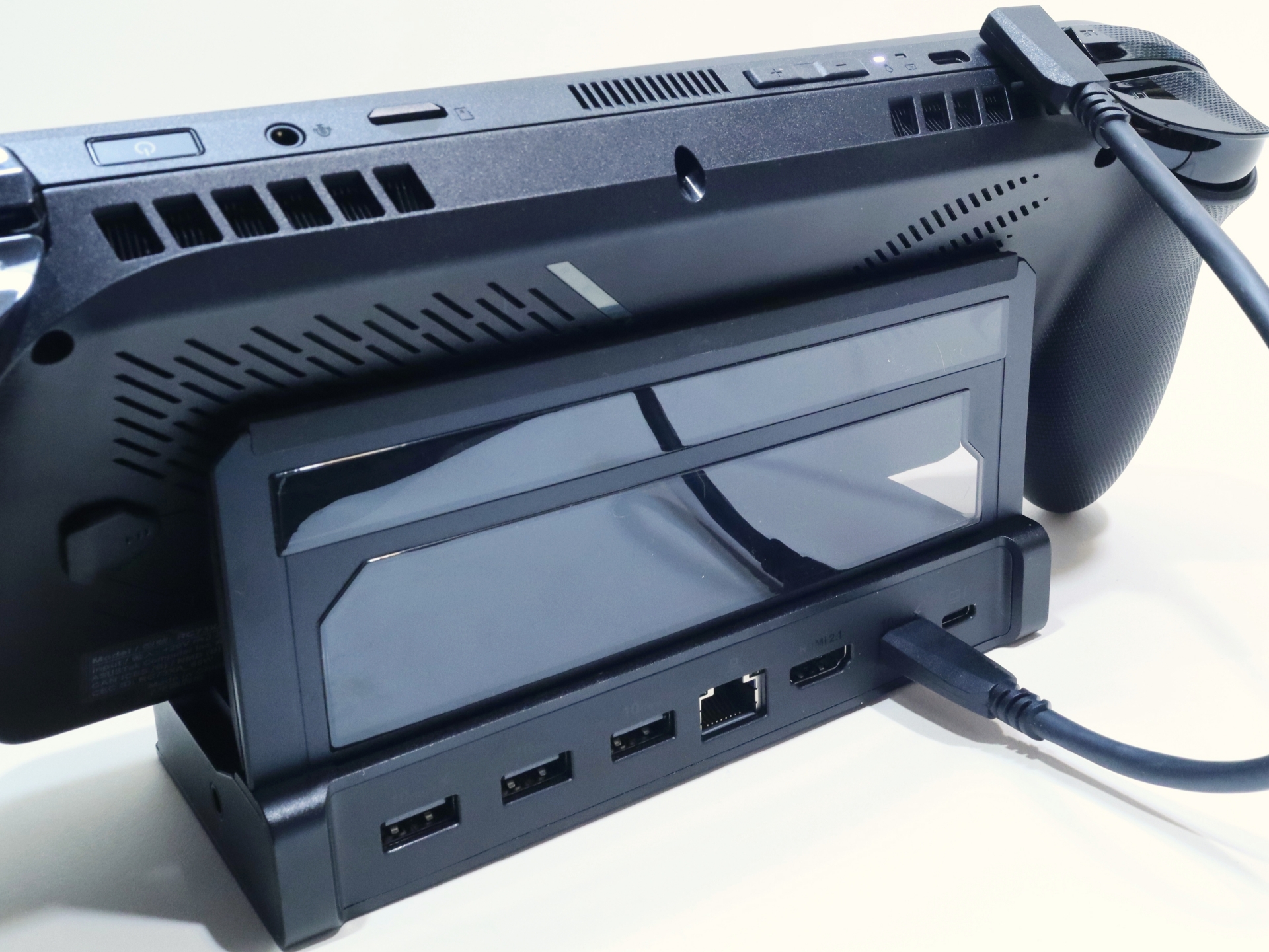 付属のケーブルを使って本体と接続することで、ドックの機能が利用できる。背面部には隙間ができるようになっており、背面吸気を塞ぐのを防いでいる