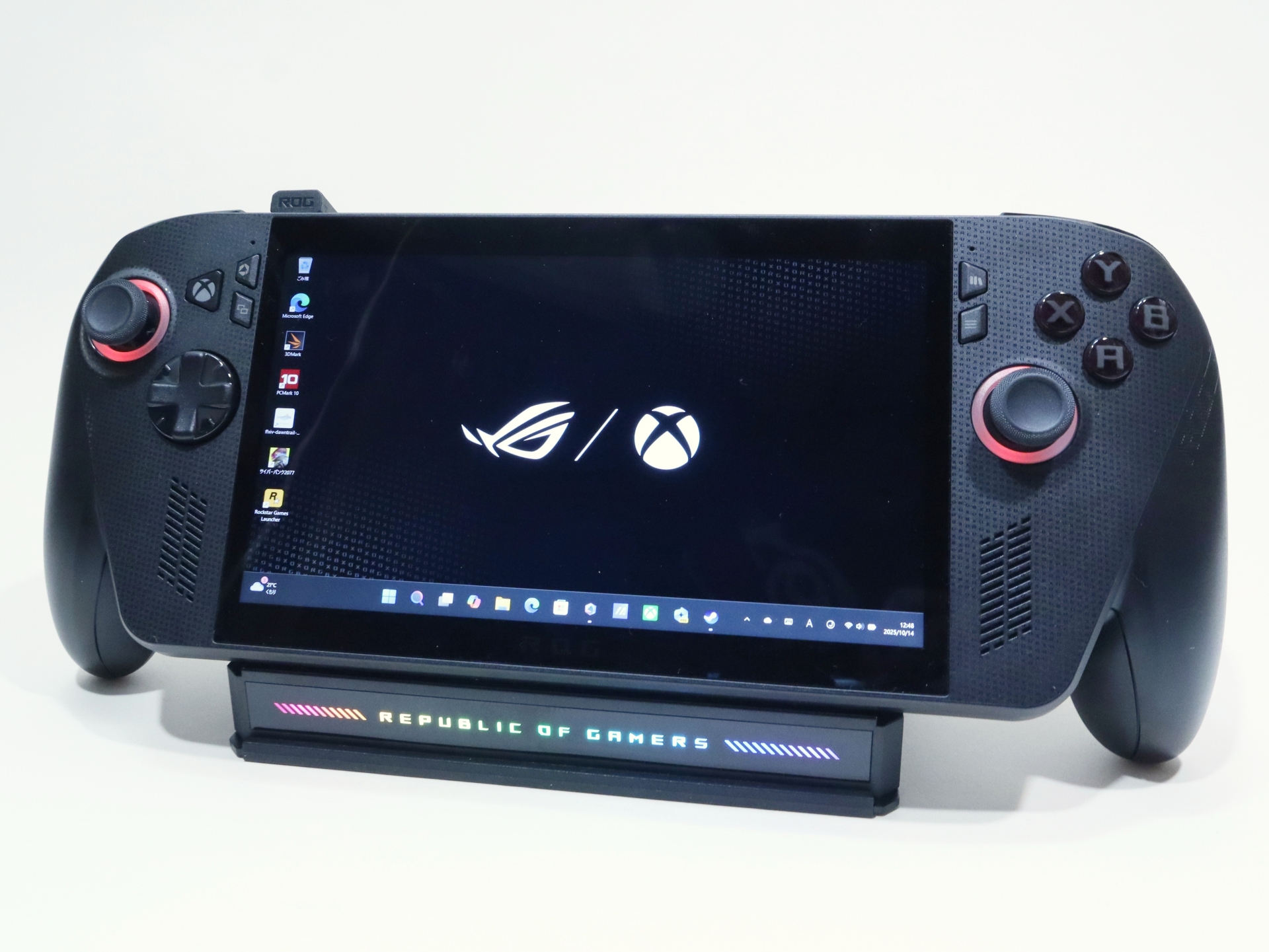 USBケーブルで接続すると本体下部のロゴの部分が連動して光るようになる