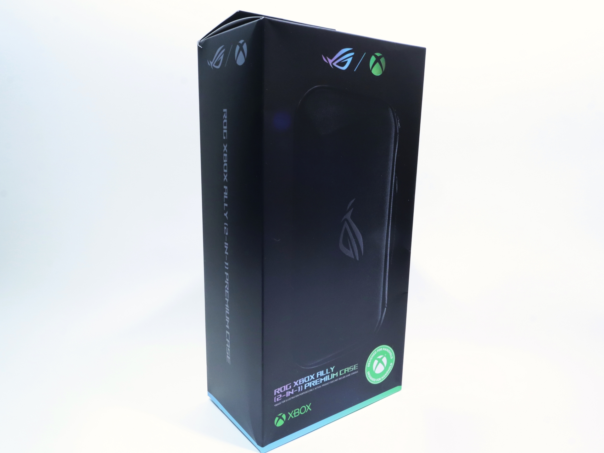 「ROG Xbox Ally (2-in-1) Premium Case」のパッケージにはドン！とXboxロゴが付いている
