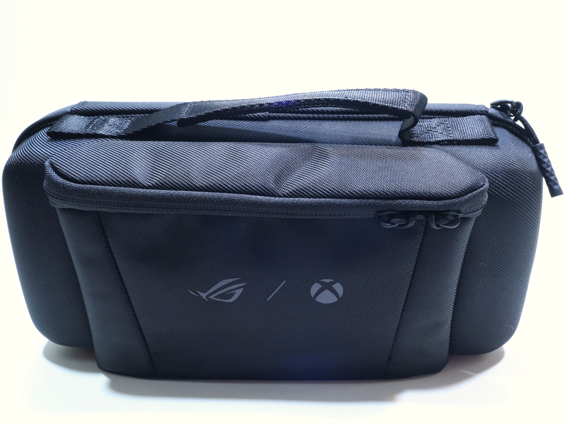 背面部には小さなポーチが装着されている