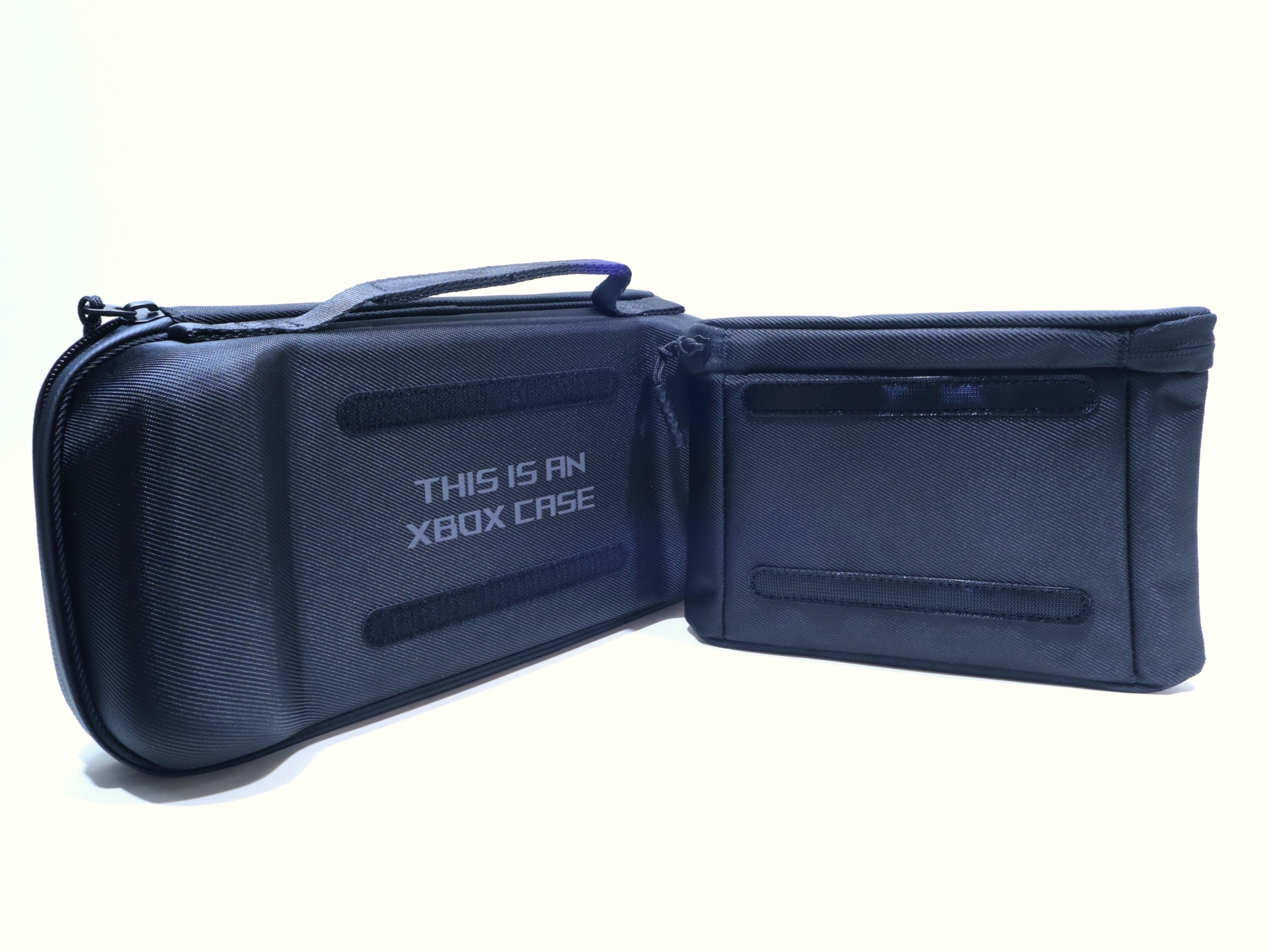 面ファスナーでガッツリ固定されているが着脱も可能