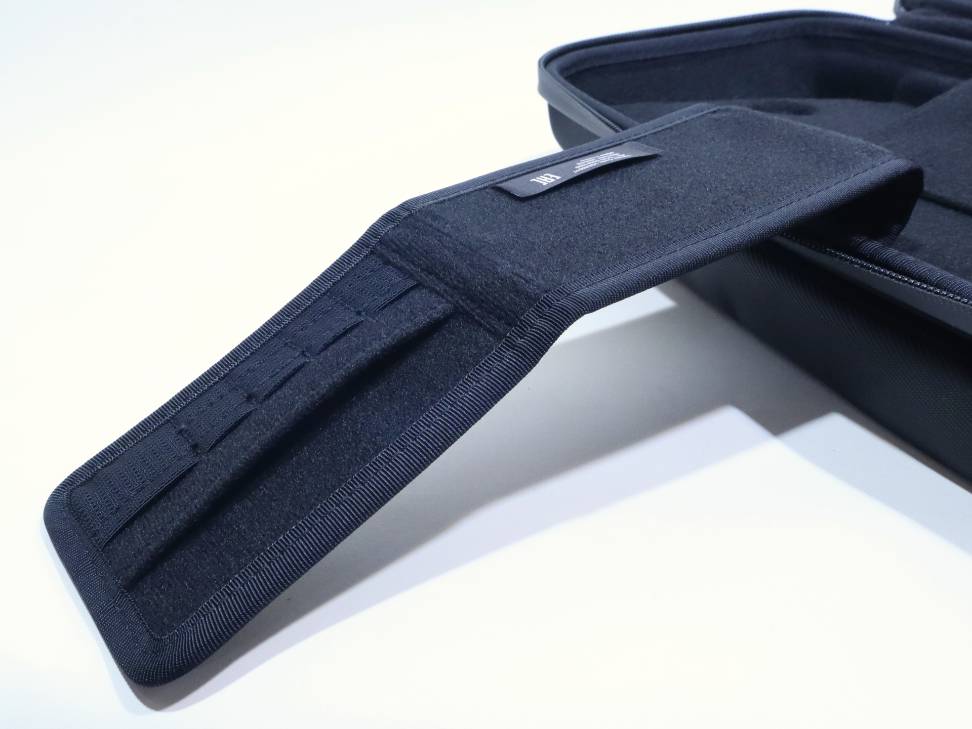 ベルト部の裏面にはSDカードを収納できるポケットも用意