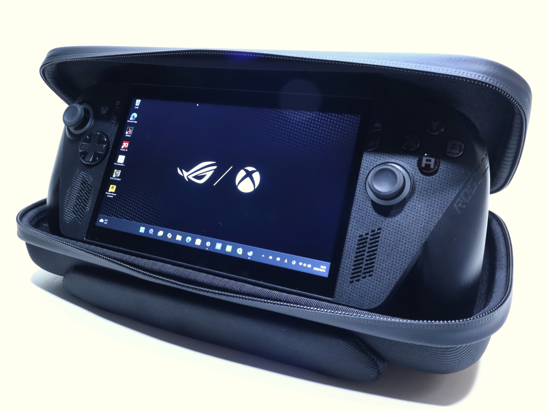 ベルトを折り畳むことで簡易的なスタンドとしても使える