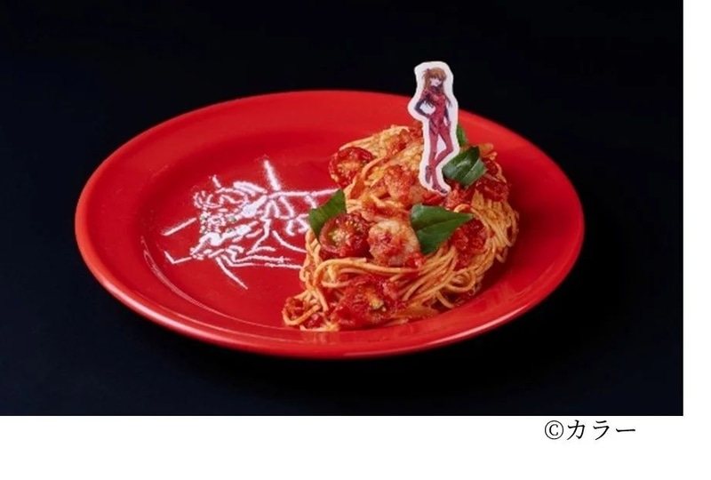 式波・アスカ・ラングレーをイメージしたトマトパスタ。お皿にエヴァンゲリオン2号機のシルエットを米粉でふるって表現している
