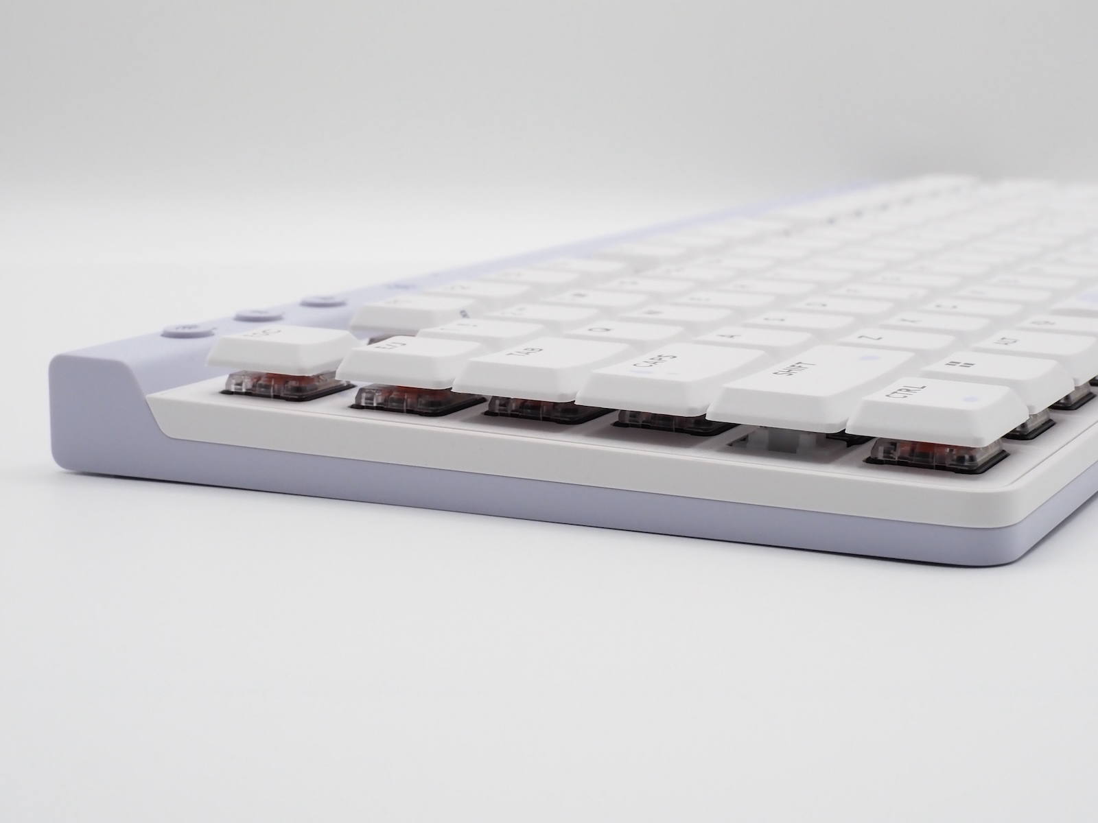 筐体はホワイトとライトブルーのツートンカラー