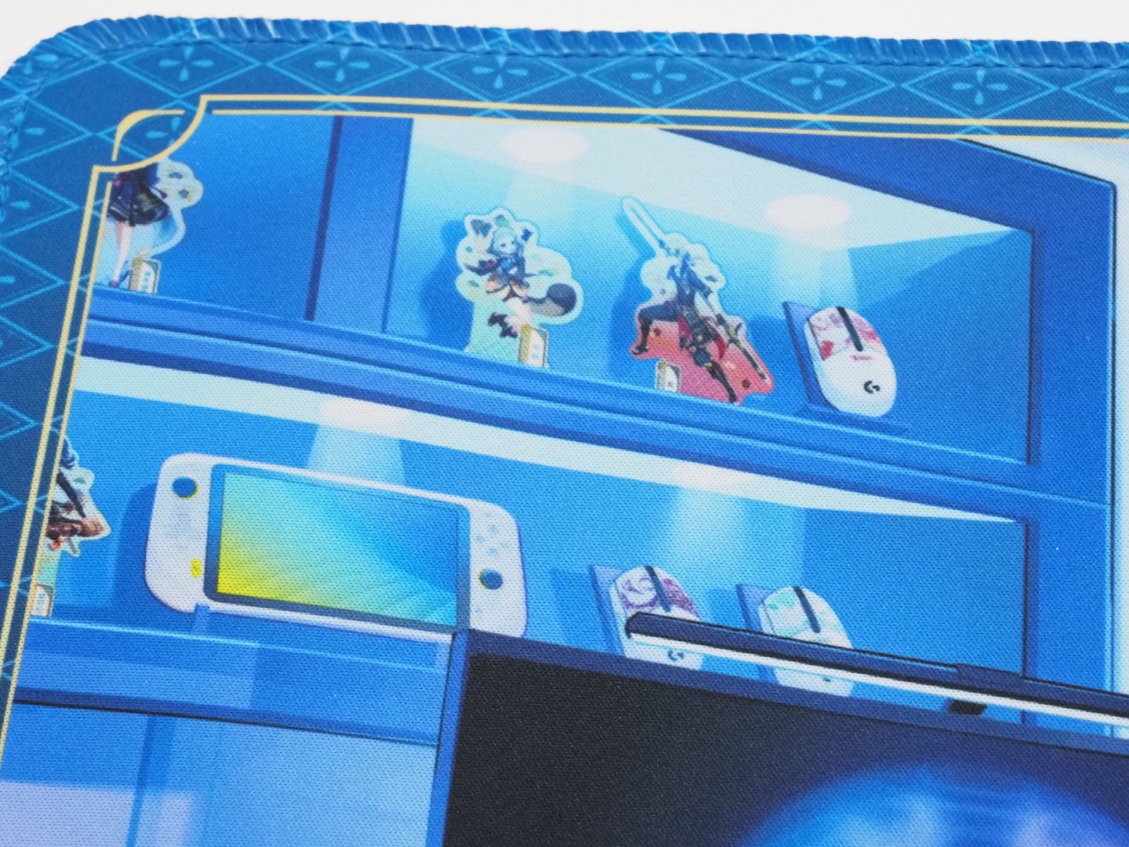 棚には早柚やトーマのアクリルスタンドのほか、日本では展開されていないクラウドゲーム機「G Cloud」も置かれている