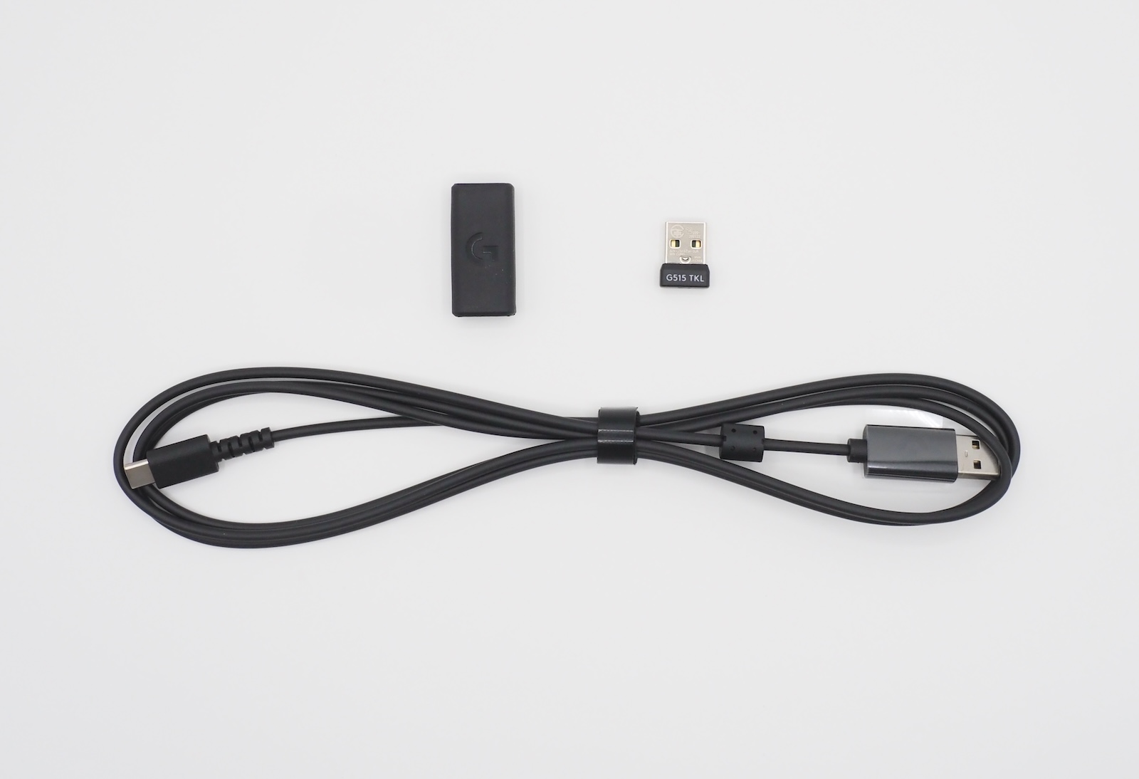 付属品はUSBレシーバー、USBケーブル、USB変換ドックの3つ。できればUSBケーブルもホワイトのものを同梱してほしかったところだ