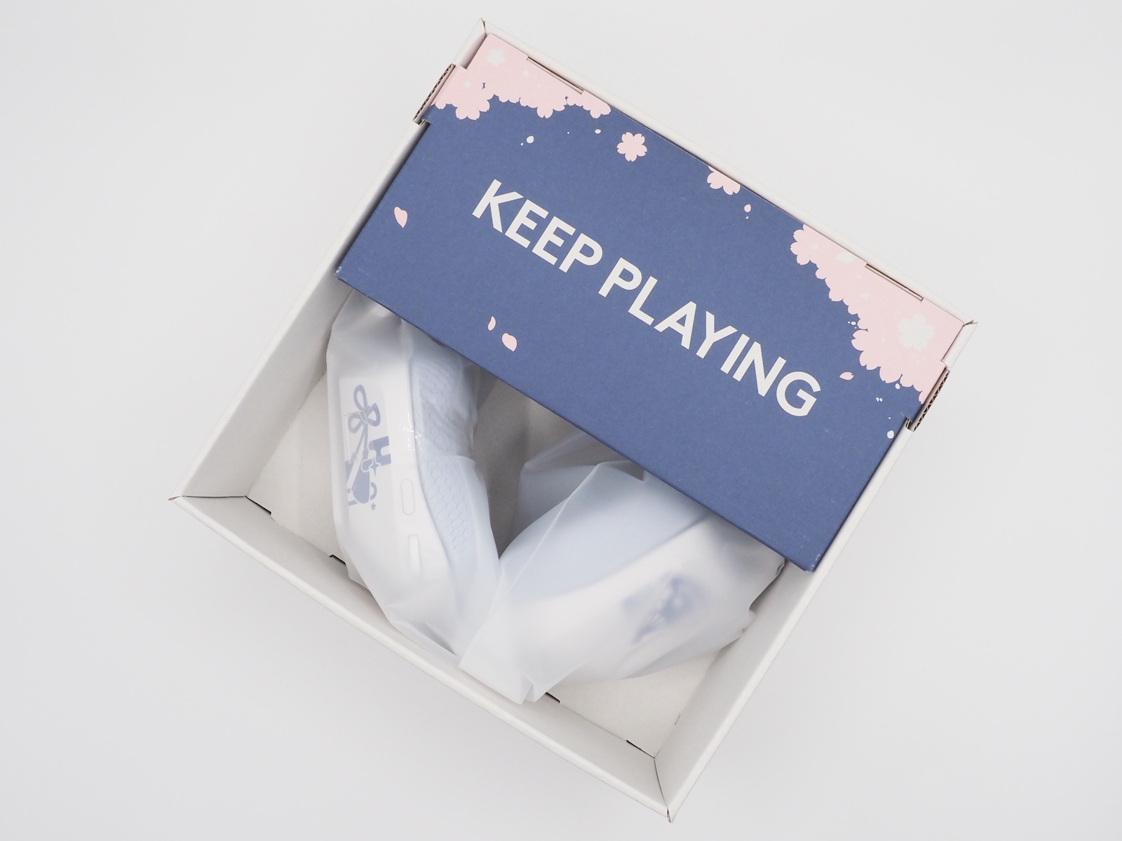 中箱の「KEEP PLAYING」の周りにも桜吹雪が舞っている