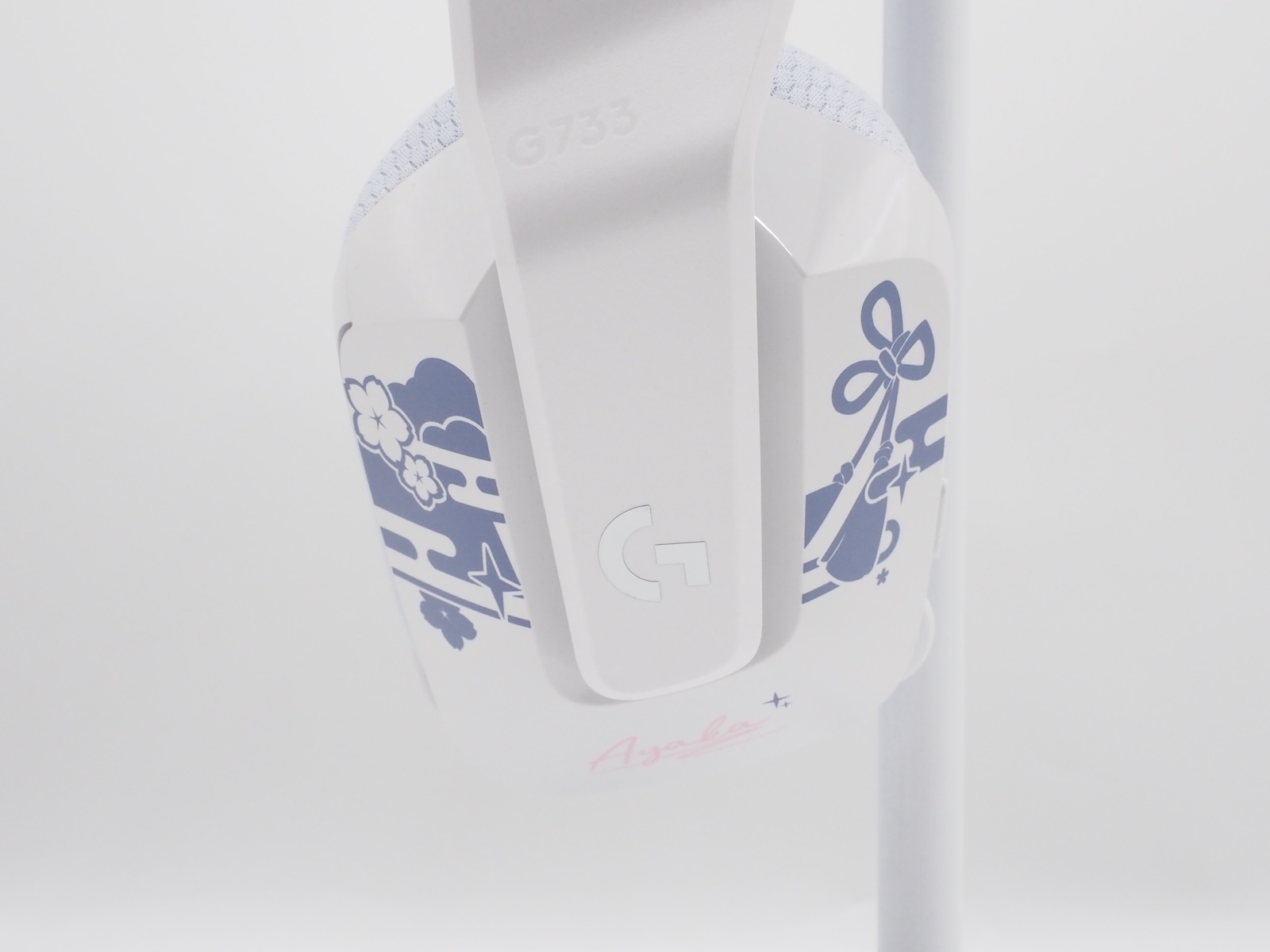 左側には桜の花やアクセサリーをデザイン