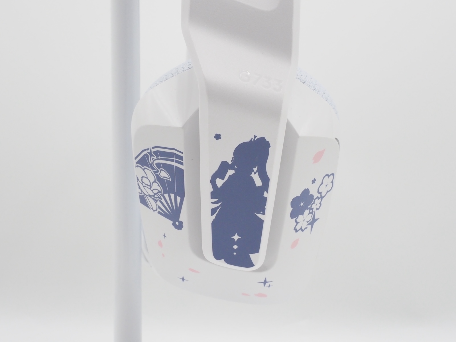 右側には神里綾華のシルエットや扇子をデザインしている