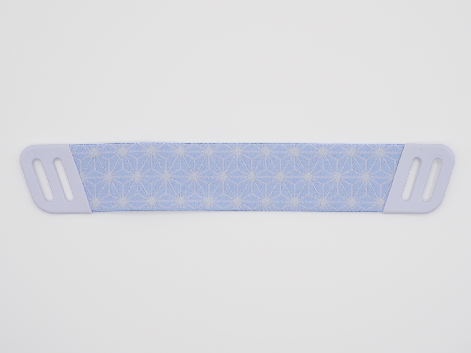 ヘッドバンドは雪の結晶を彷彿とさせる特別なデザイン