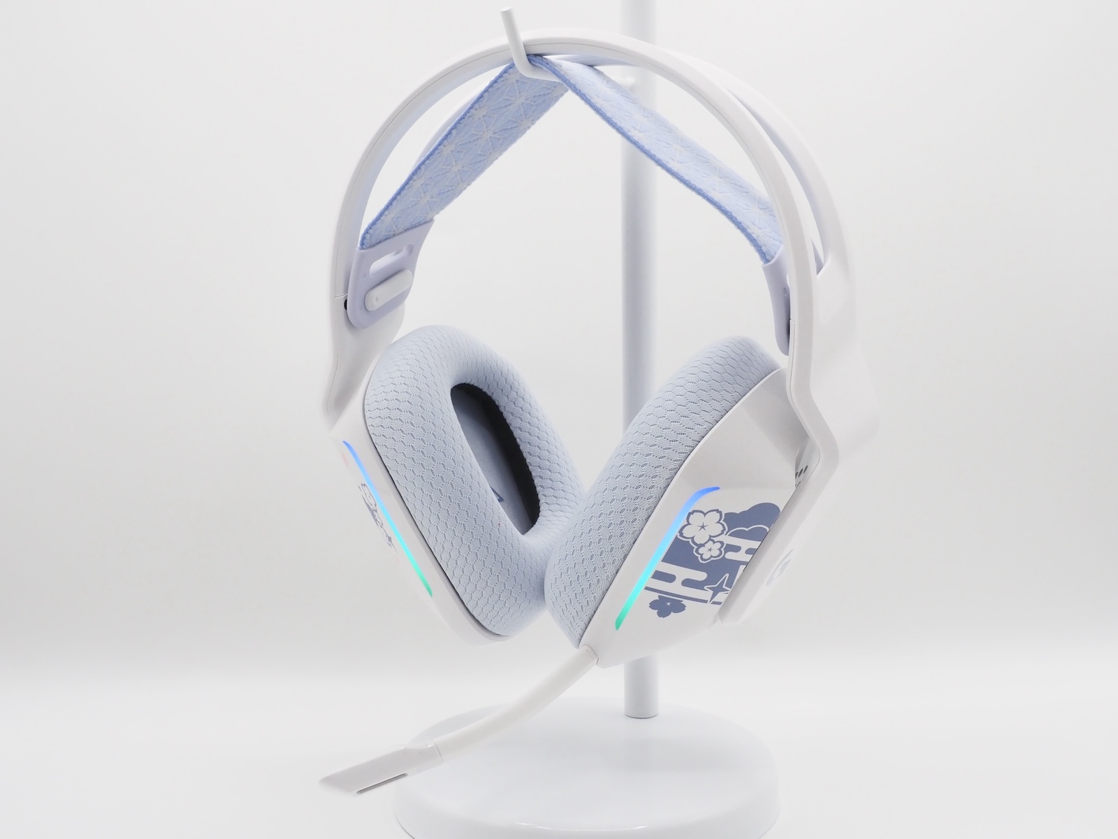 マイクは着脱可能。RGBライティングも備えている