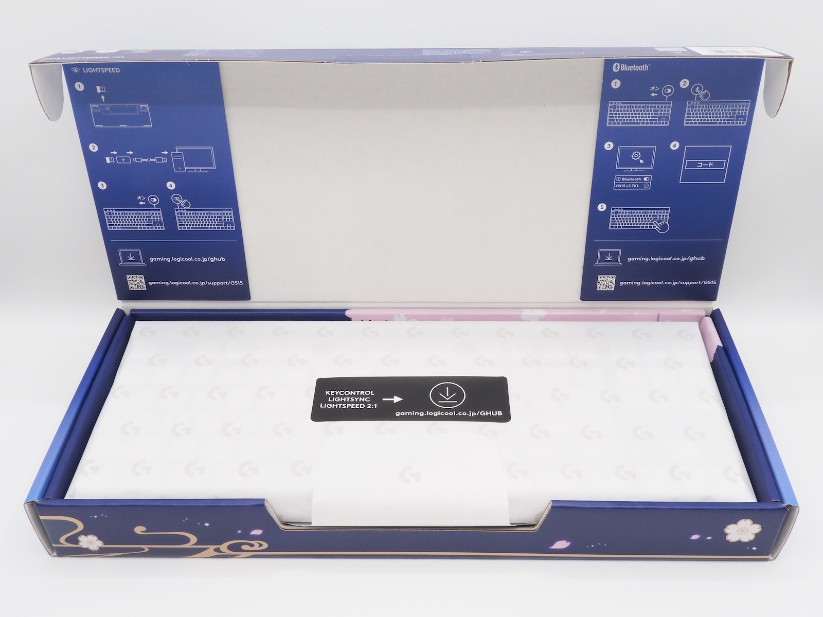 パッケージの至る所に桜吹雪が舞っている