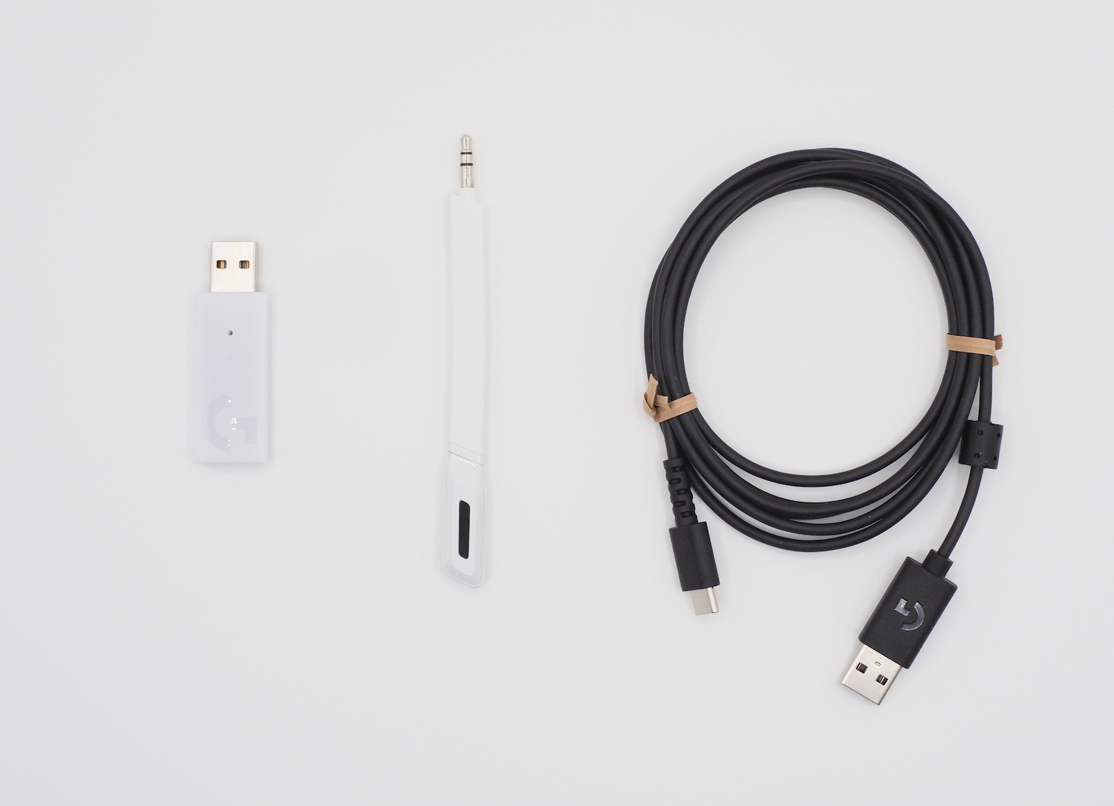 付属品はUSBレシーバー、USBケーブル、マイクの3つだ