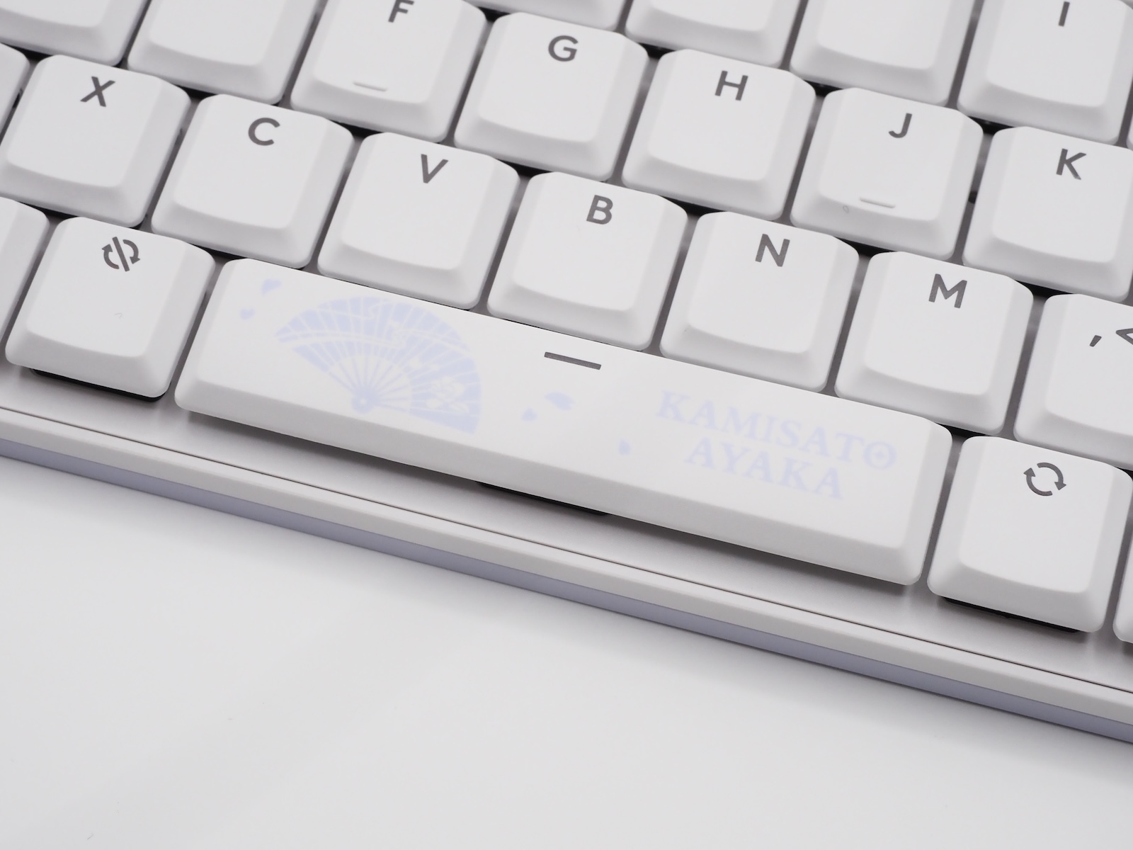 スペースキーには「KAMISATO AYAKA」の文字と扇子をプリント