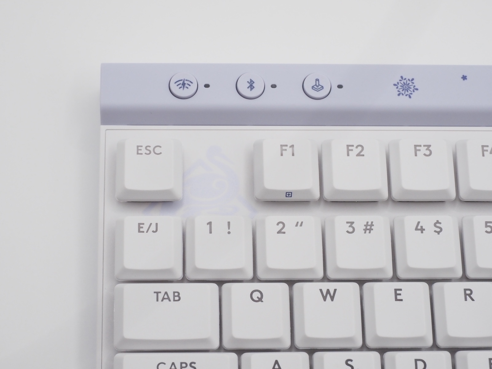 “白鷺の姫君”といわれる神里綾華。トッププレートには白鷺の姿も