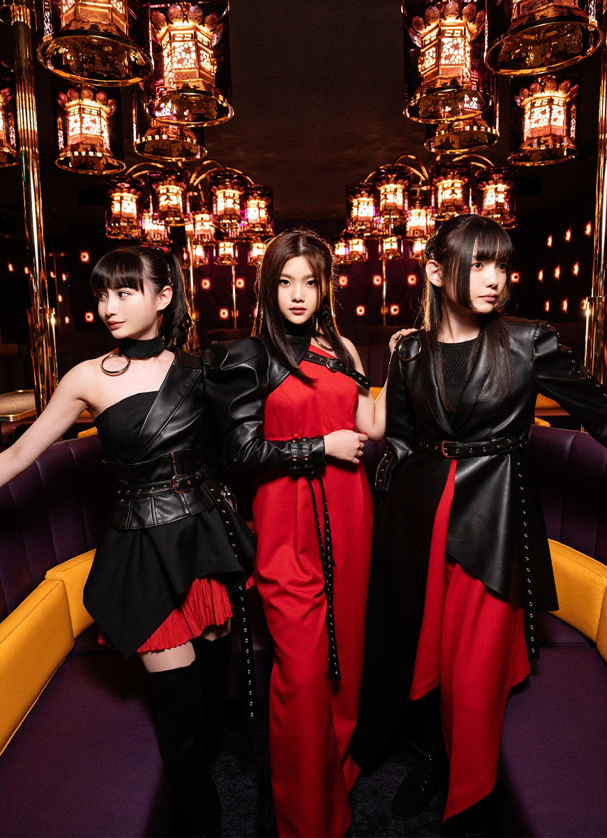 メンバー：写真左から mochilucaさん（キーボード）、住田愛子さん（ボーカル）、iBerryさん（ギター）