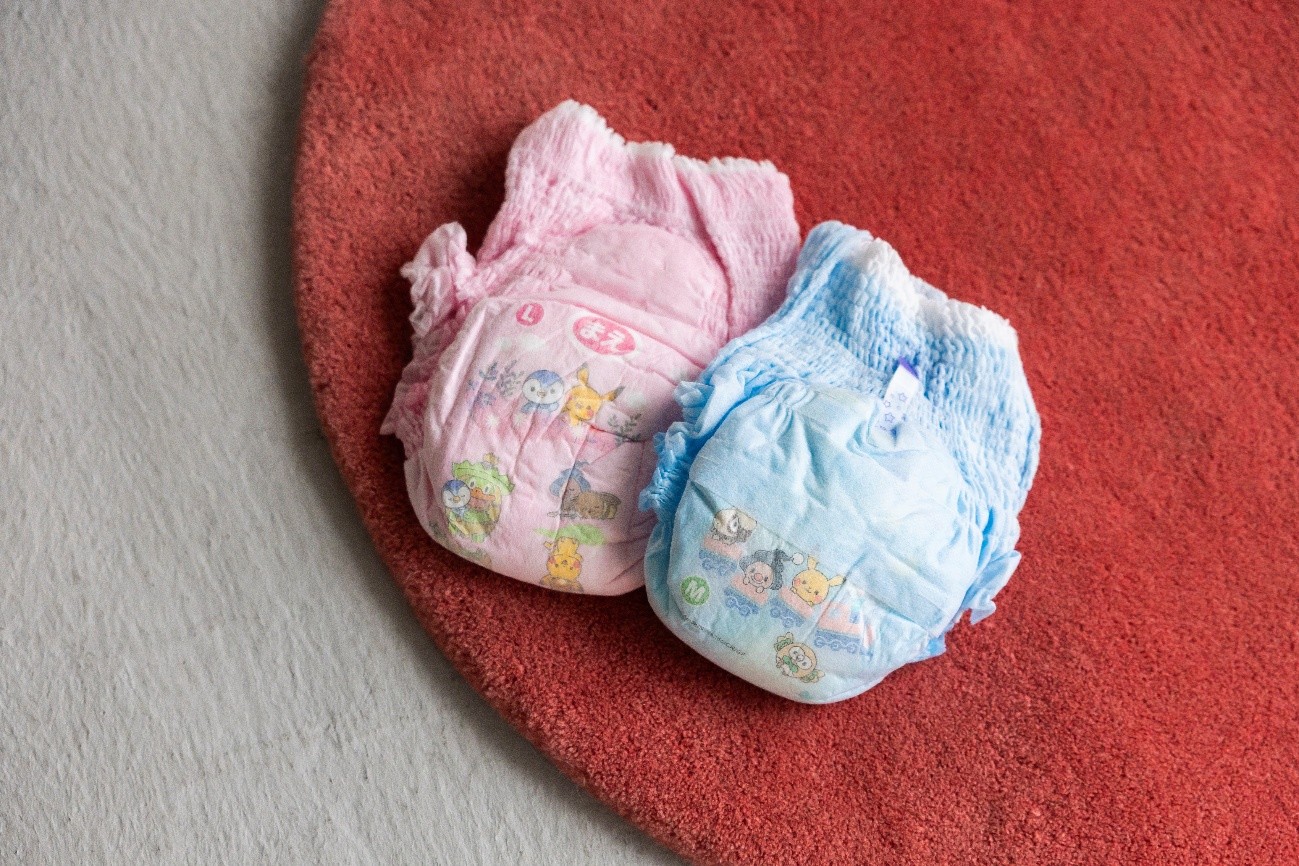 オヤスミマン 各種（ユニ・チャーム）　左：Lサイズ女の子用　右：Mサイズ男女共用