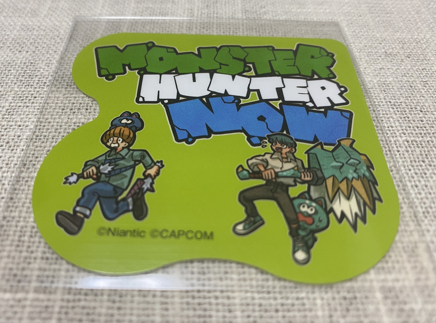 引け腰のハンター2人とアイルーが描かれていて可愛らしい