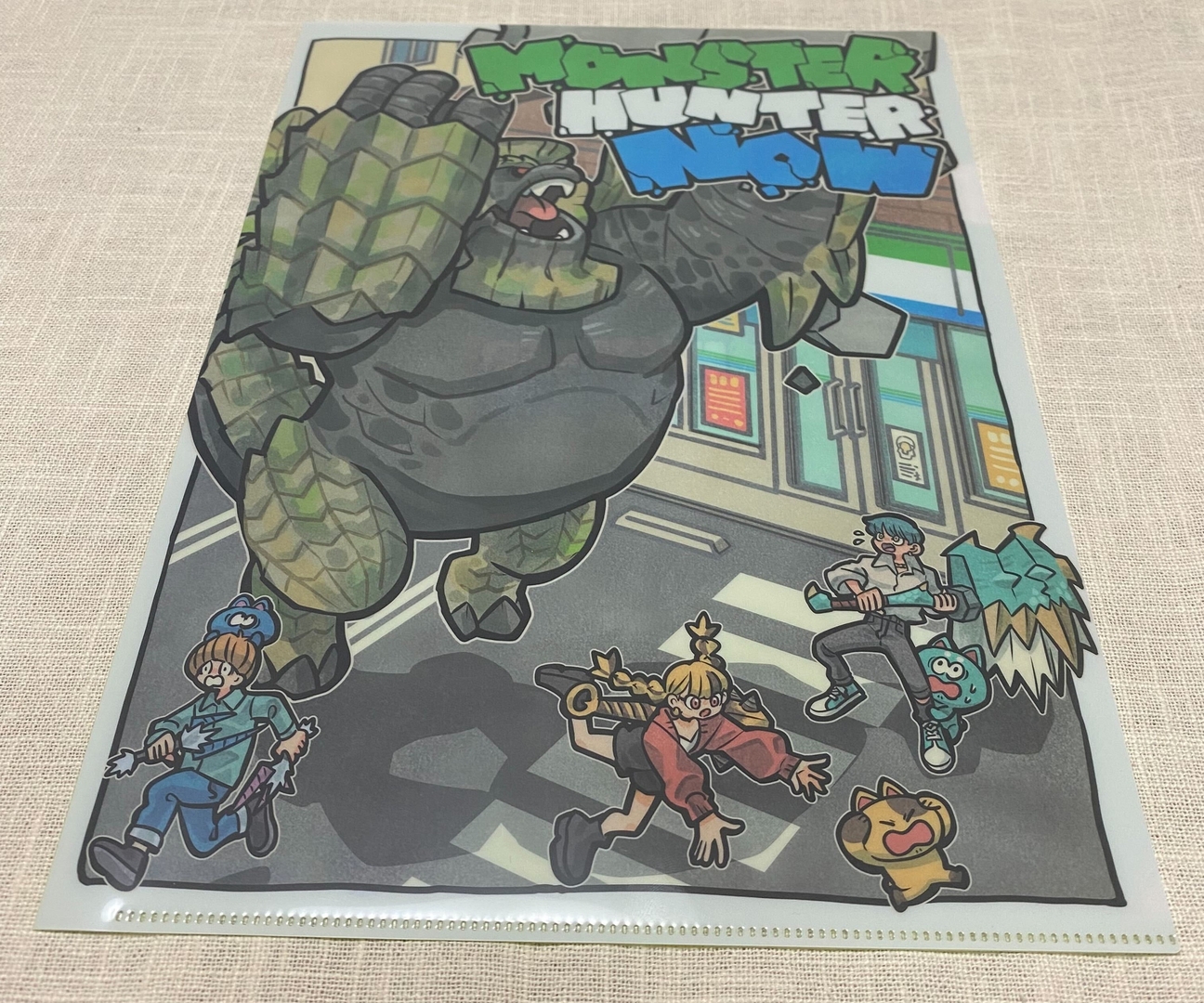 （表面）ハンターたちがファミリーマートの前でガランゴルムに襲われている模様