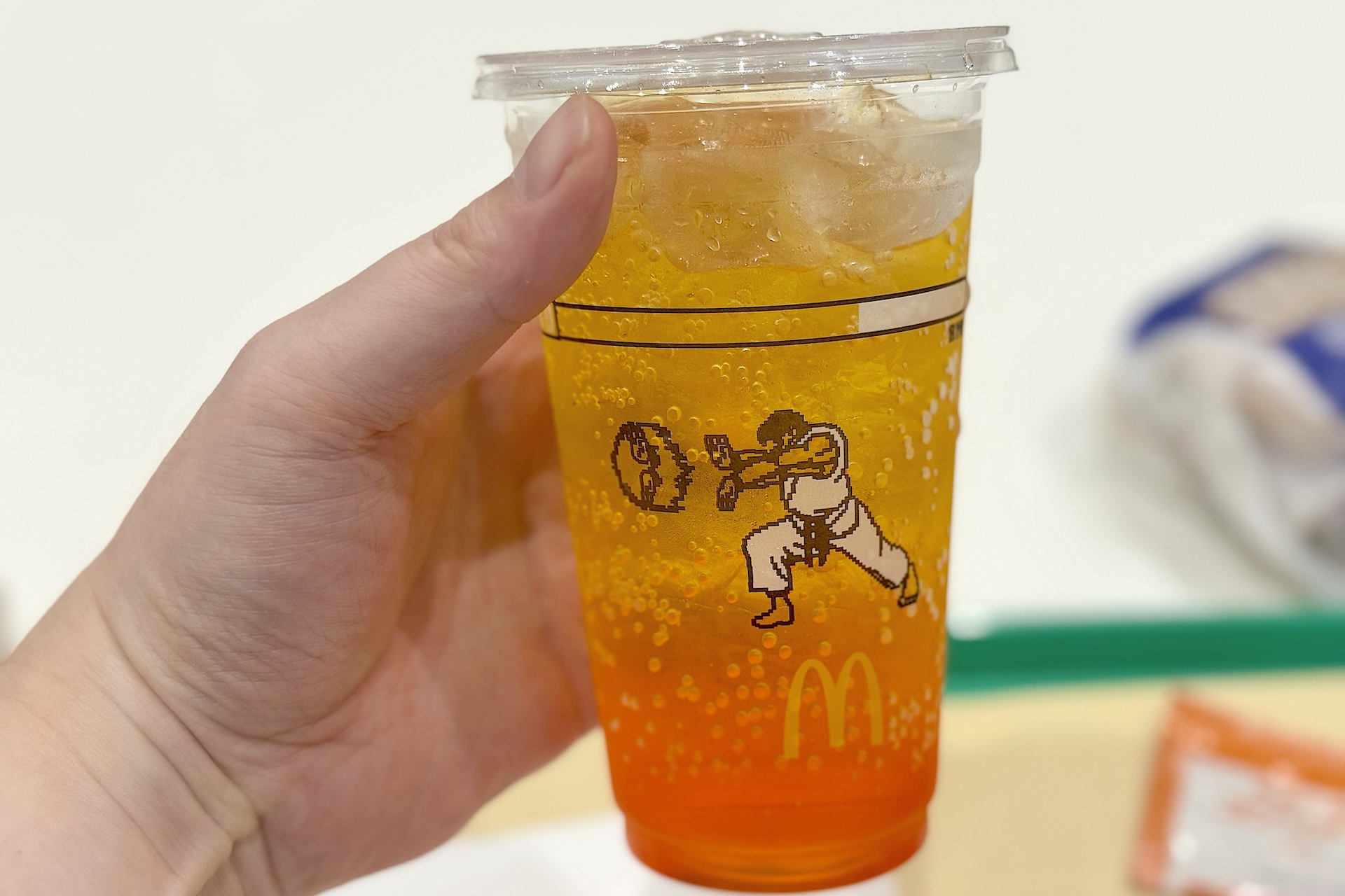 オレンジ色で見た目も鮮やかなエナジードリンク。ゲームの合間にリフレッシュしたい時などにぴったりだ