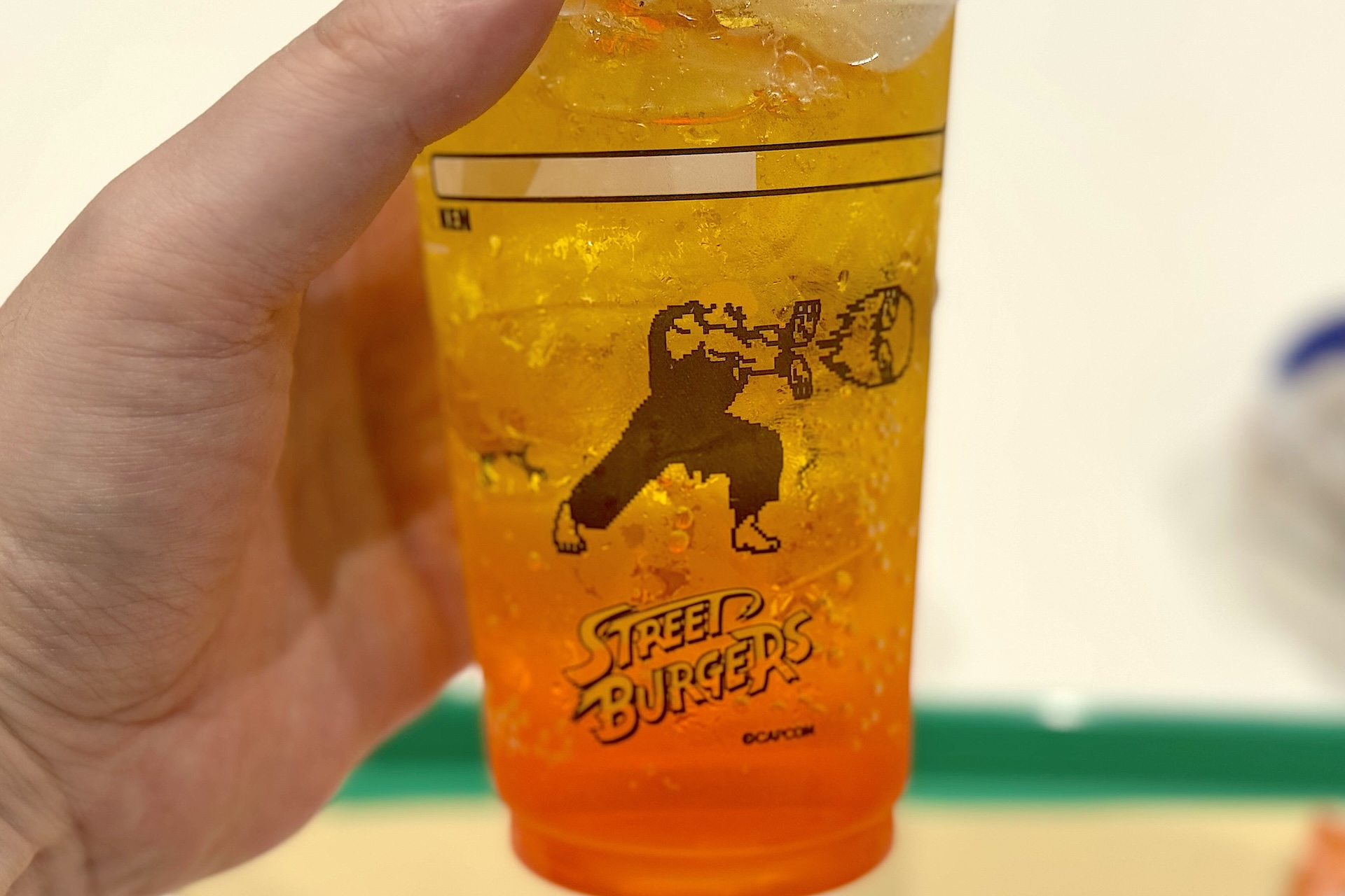 数量限定でコラボカップで提供される。リュウとケンが波動拳を撃ち合う姿がそれぞれ反対側にデザイン