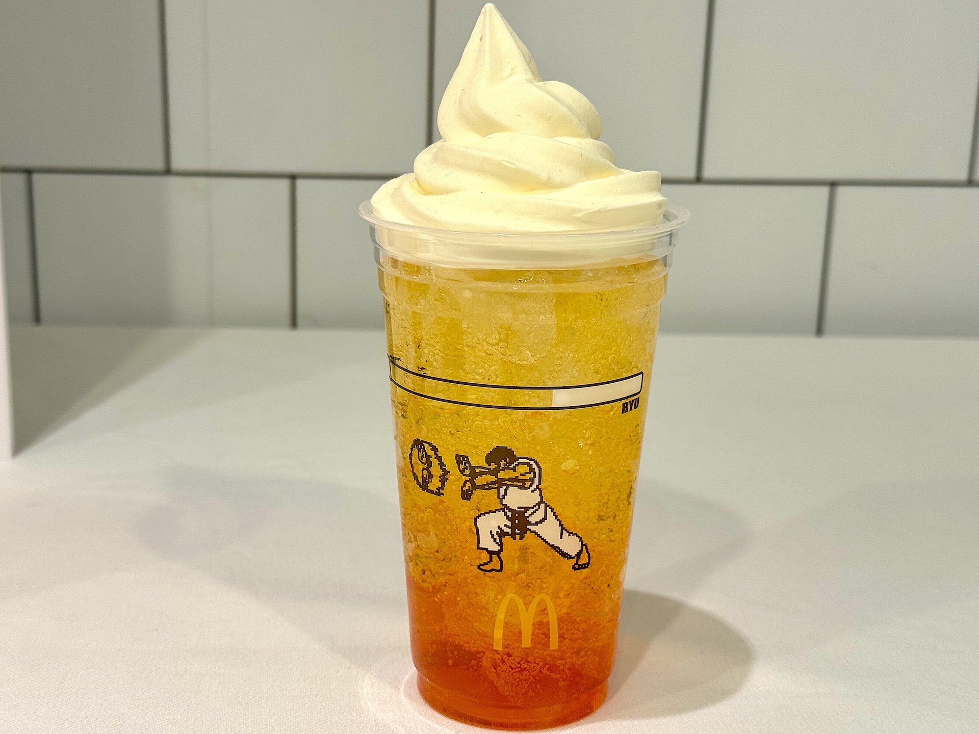 ドリンクの上にコクのあるソフトクリームがずっしり鎮座