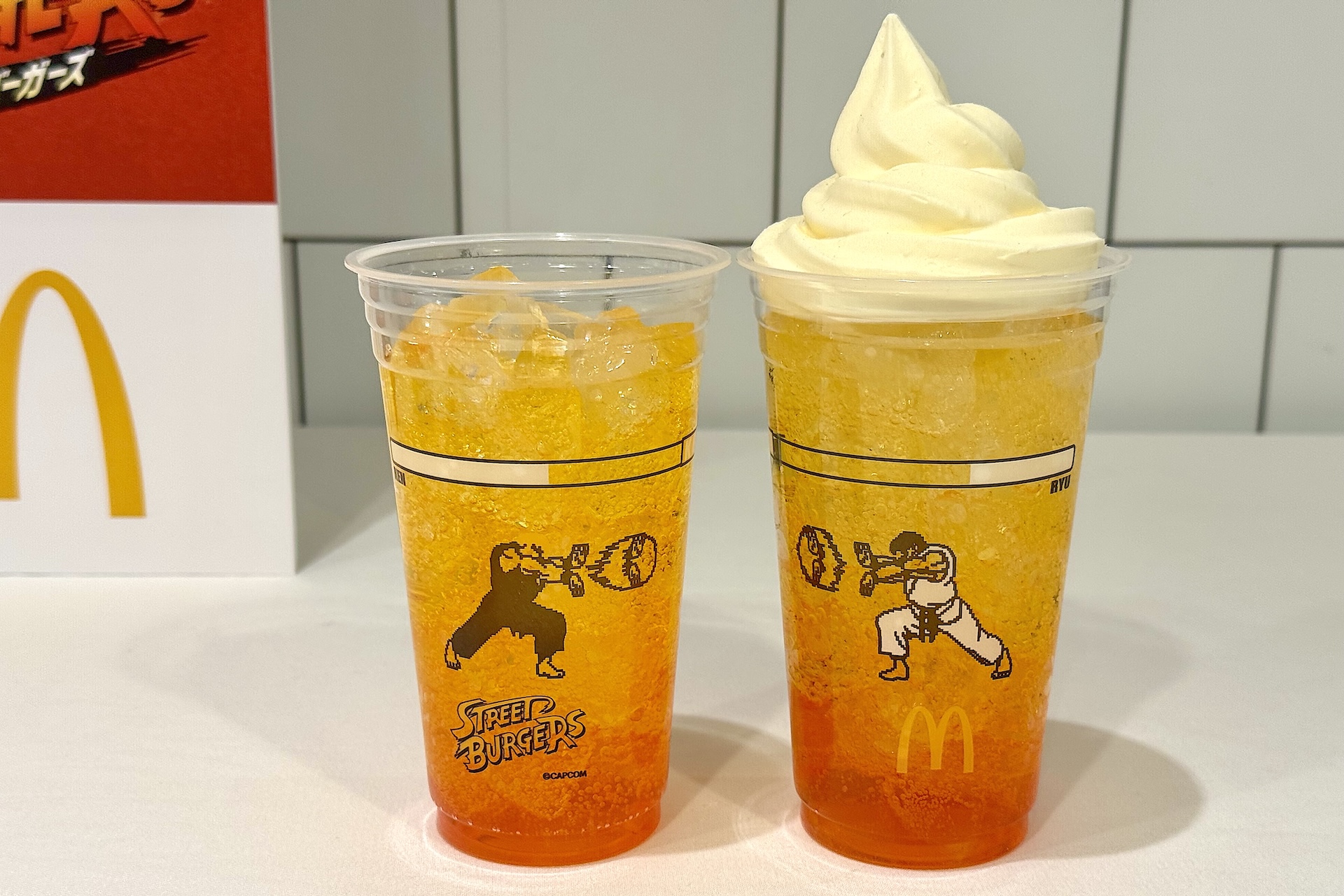 コラボカップを2つ並べるとゲームの画面を再現して楽しめる仕様になっているのだ