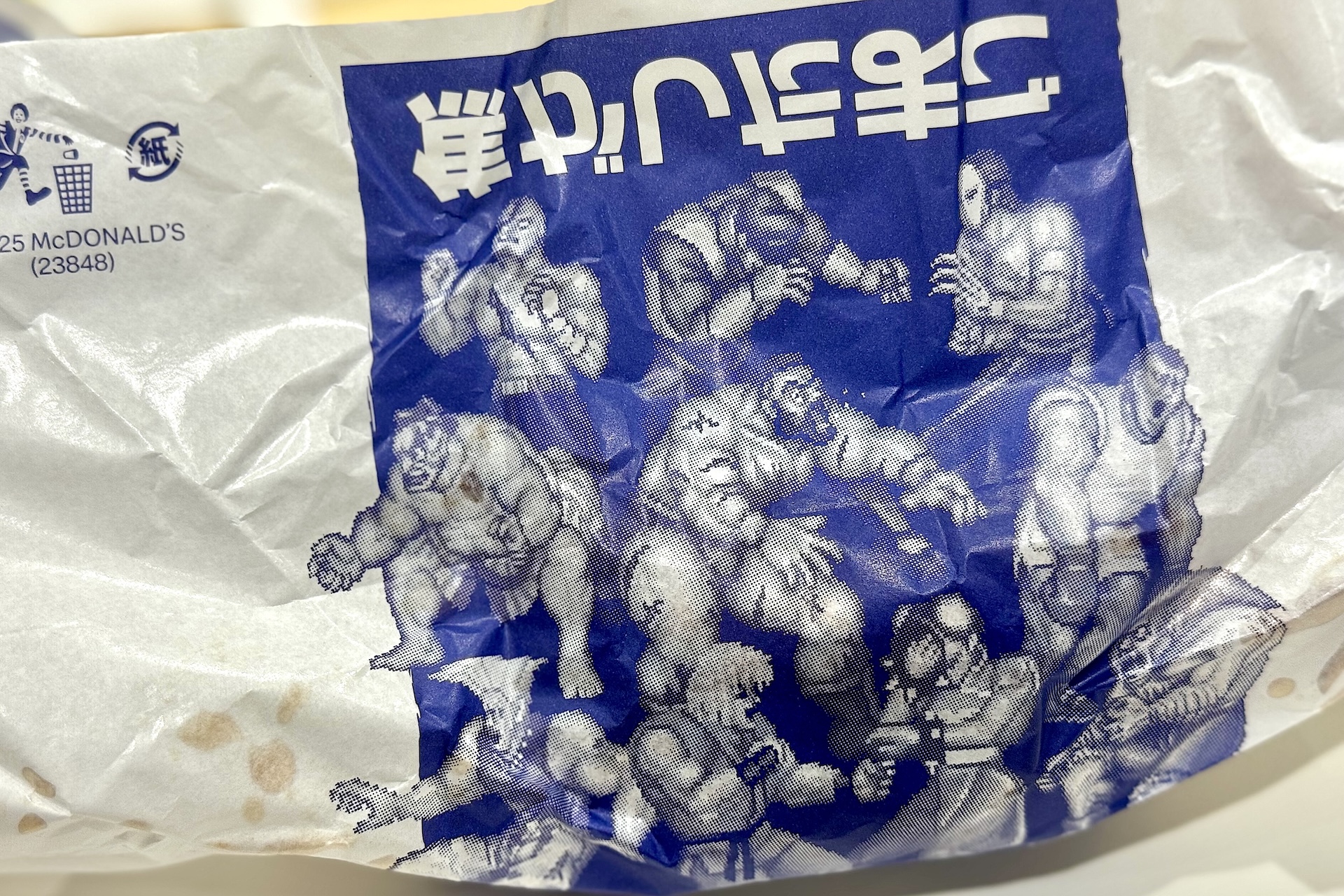 パッケージを広げてみるとダメージを受けてよろめく「ストII」のキャラクターたちがデザインされていた