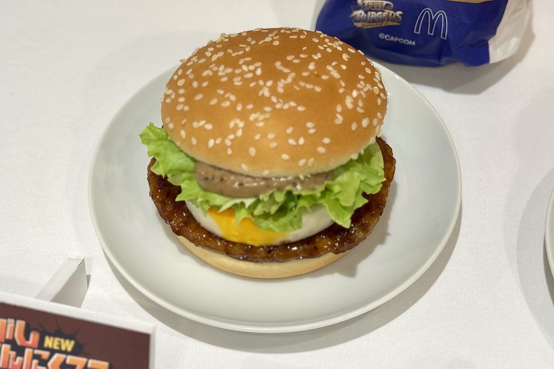 焦がしにんにくマヨとぷるぷるのたまごがてりやきパティと相性抜群だ