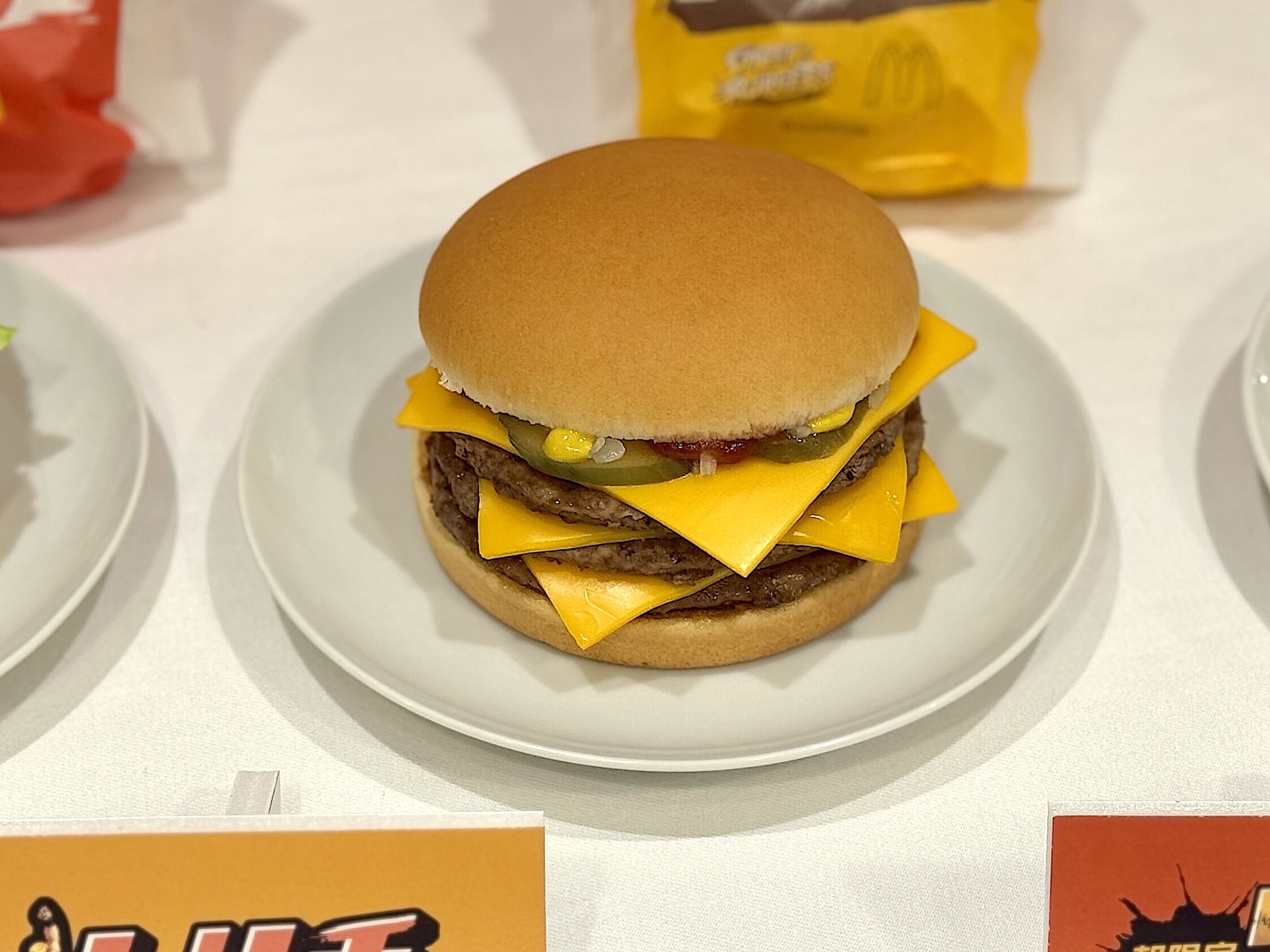 チーズ、パティ3枚で見た目のインパクトも食べ応えも十分