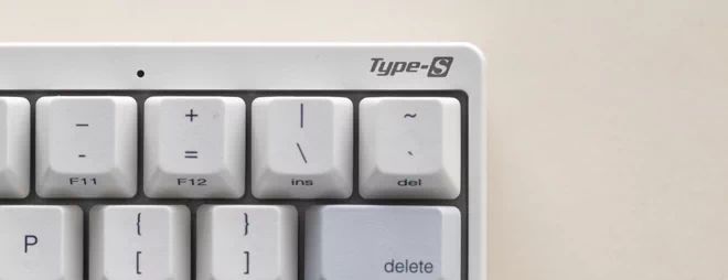 筐体の右上にはロゴ刻印を施し、洗練されたデザインの中でType-Sの証をさりげなく表現