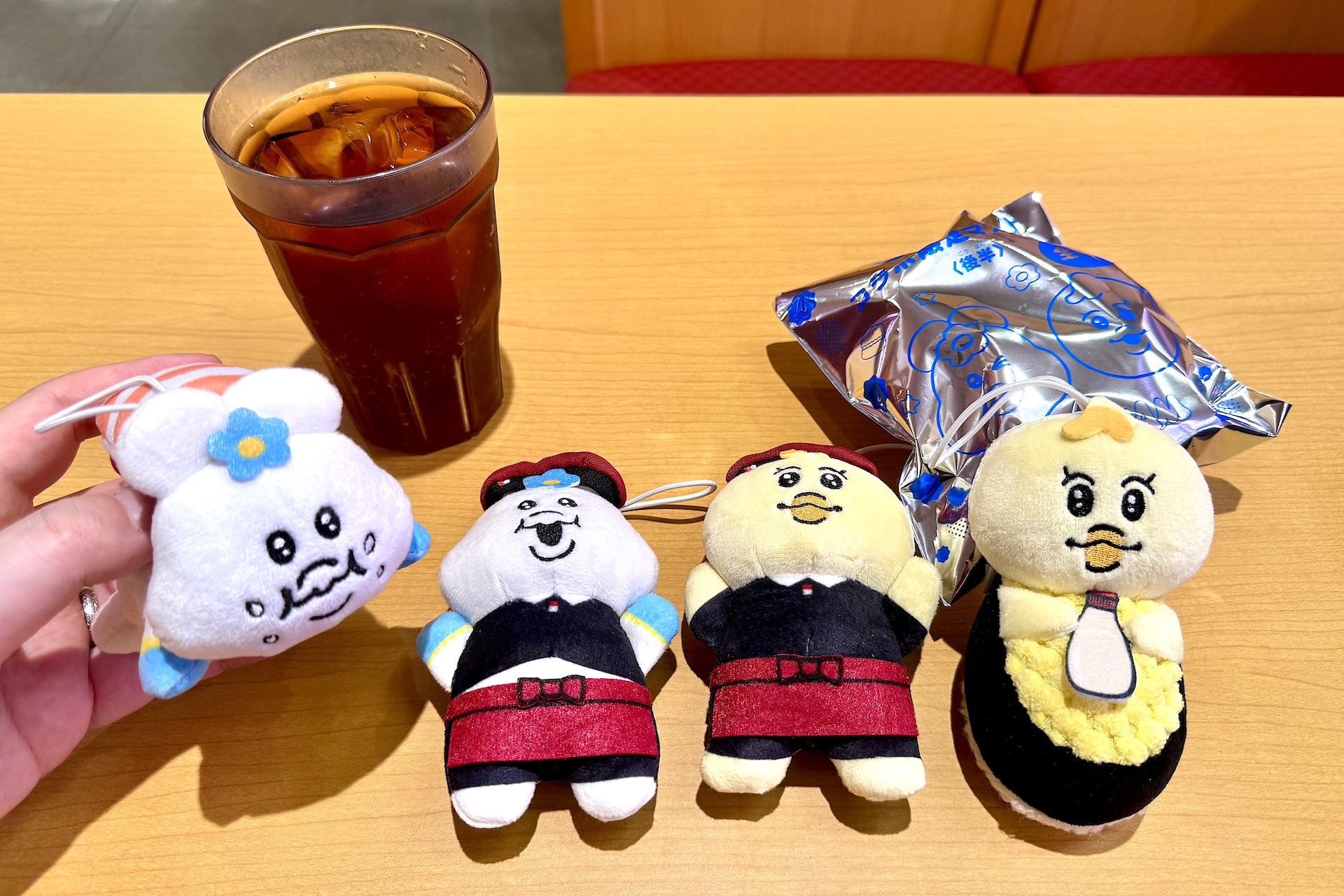 可哀想に！コラボ限定マスコット付き ソフトドリンク 価格：1,100円〜 ※マスコットは1注文につき1つがランダム提供される