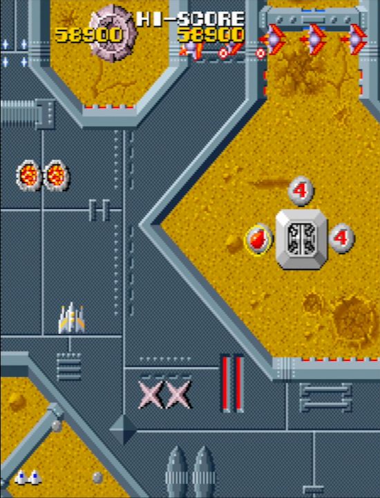 写真の位置に出現するザコ編隊は、自機が左右の端寄りにいた場合は反対側から出現する