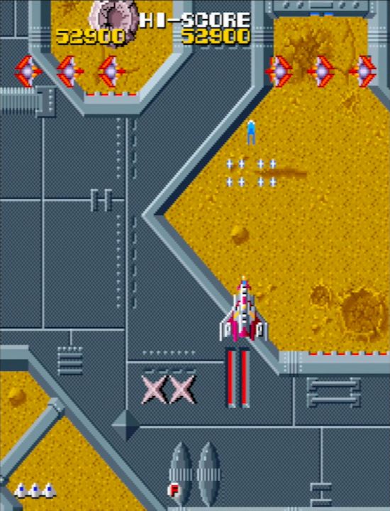 自機が中央付近にいた場合は、ザコ敵が2編隊に分かれて左右から出現する