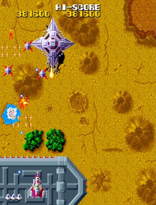 上下左右の先端から次々とザコ敵を分離し、弾を撃ちながら自機を追い掛けてくるチューボ